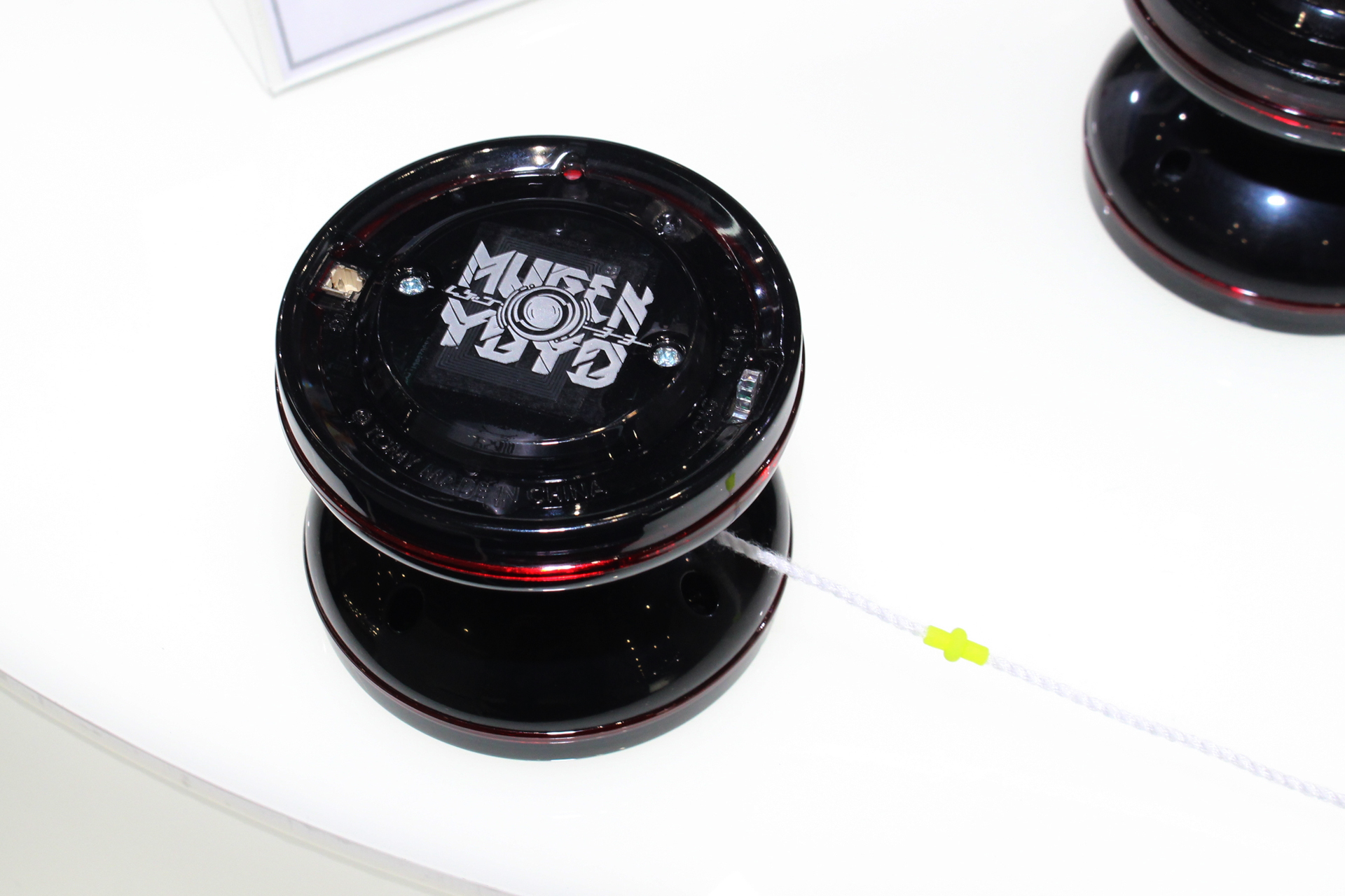 ストリングにある黄色いものが引き戻し用チューブ。交換用のストリングにもこれが備わっている