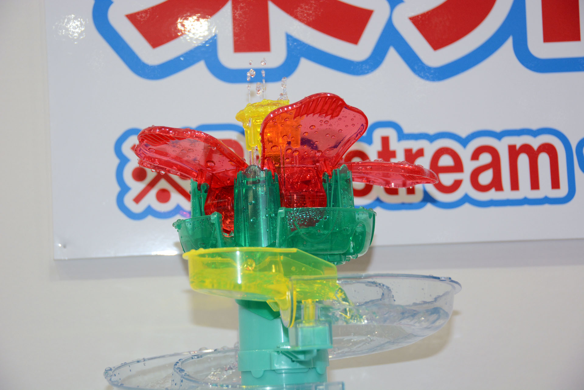 ハワイをイメージ、「スパリゾートハワイアンズ」とコラボレーションした商品。ハイビスカスから水が流れていく