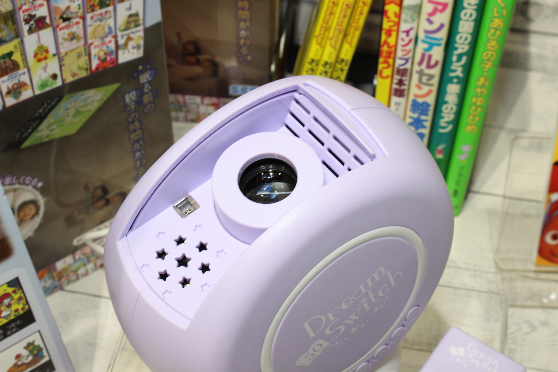 コンテンツを投影するレンズ。本体を傾けることで映る角度を調整できる
