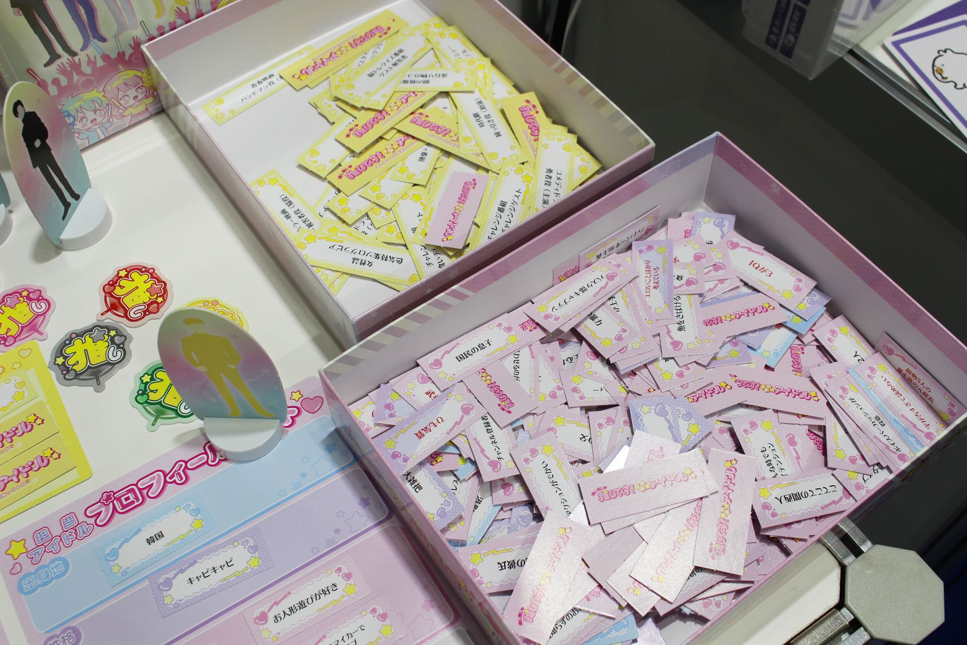 アイドルのプロフィールはステータスカードの内容で決まる。「ひみつ」の項目は伏せておき、仕事を獲得できたら明らかになる仕組みだ。予備を含め350枚もあるので、個性的なアイドルが誕生するはず