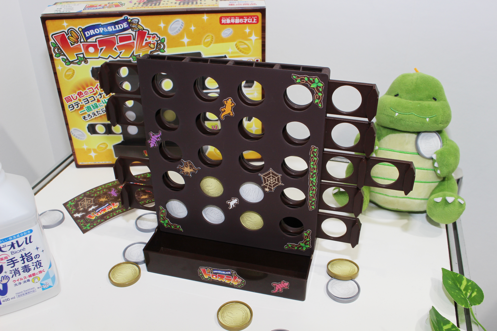 こちらは6月発売予定のギミックを内蔵したボードとコインを使った「ドロスラ4」。上からコインを入れて縦横斜めに同じ色を4個揃えるを4目並べなのだが、ボードの左右から飛び出したレーンを動かすとコインの位置が変わり、左右にあるものは落ちてしまうという特徴があり、その駆け引きが熱い