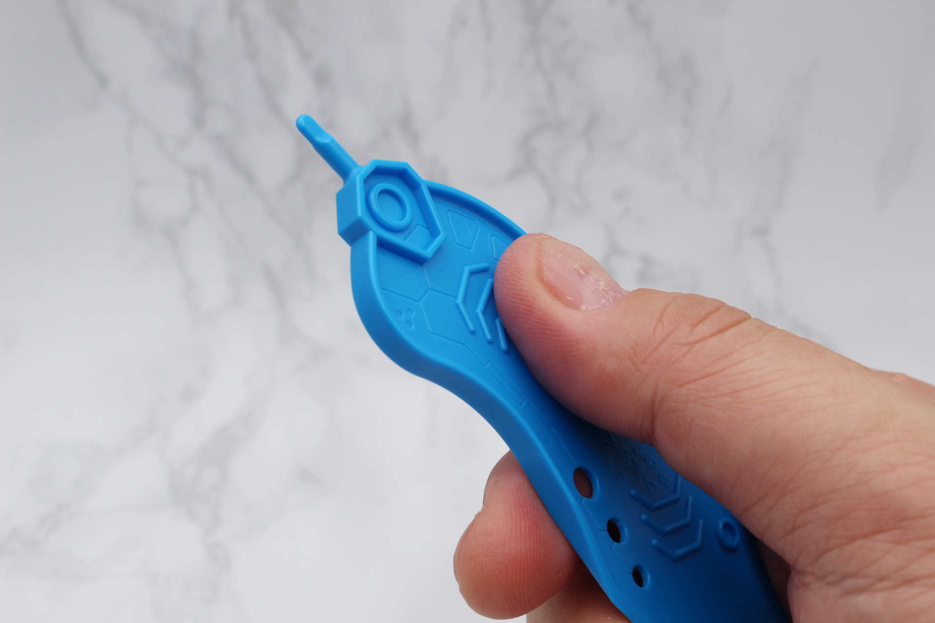 サイズは約10.5cm。指で持つとこのぐらいのサイズとなる