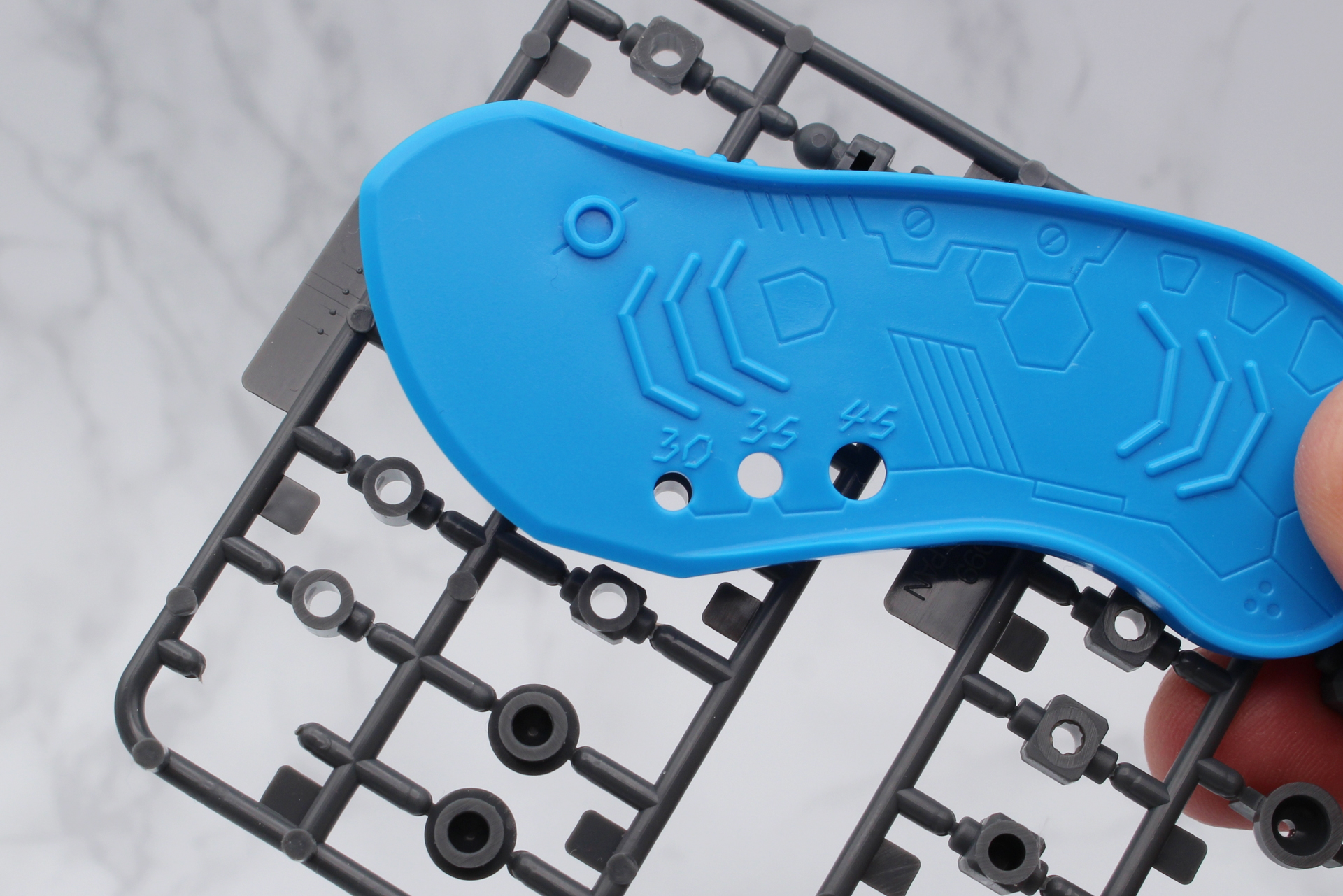 本体にはパーツなどの径を簡易的に計る穴が開いている