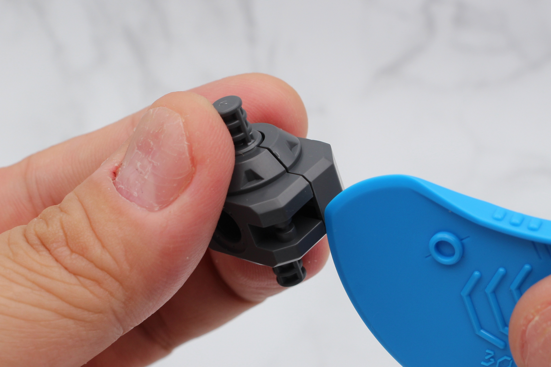 わずかな隙間があればそこに滑り込ませることでパーツを分解できる