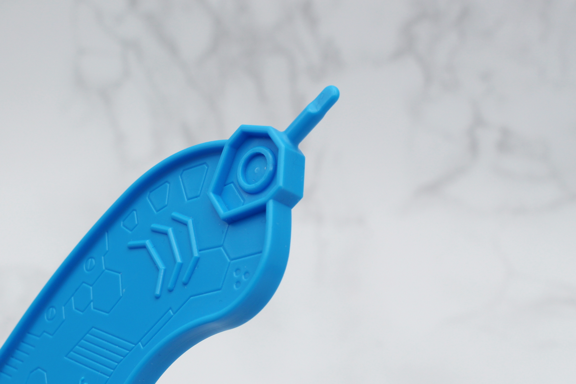 ピンの先端は丸く平らに成形されている。根元は広がっていて折れにくい構造