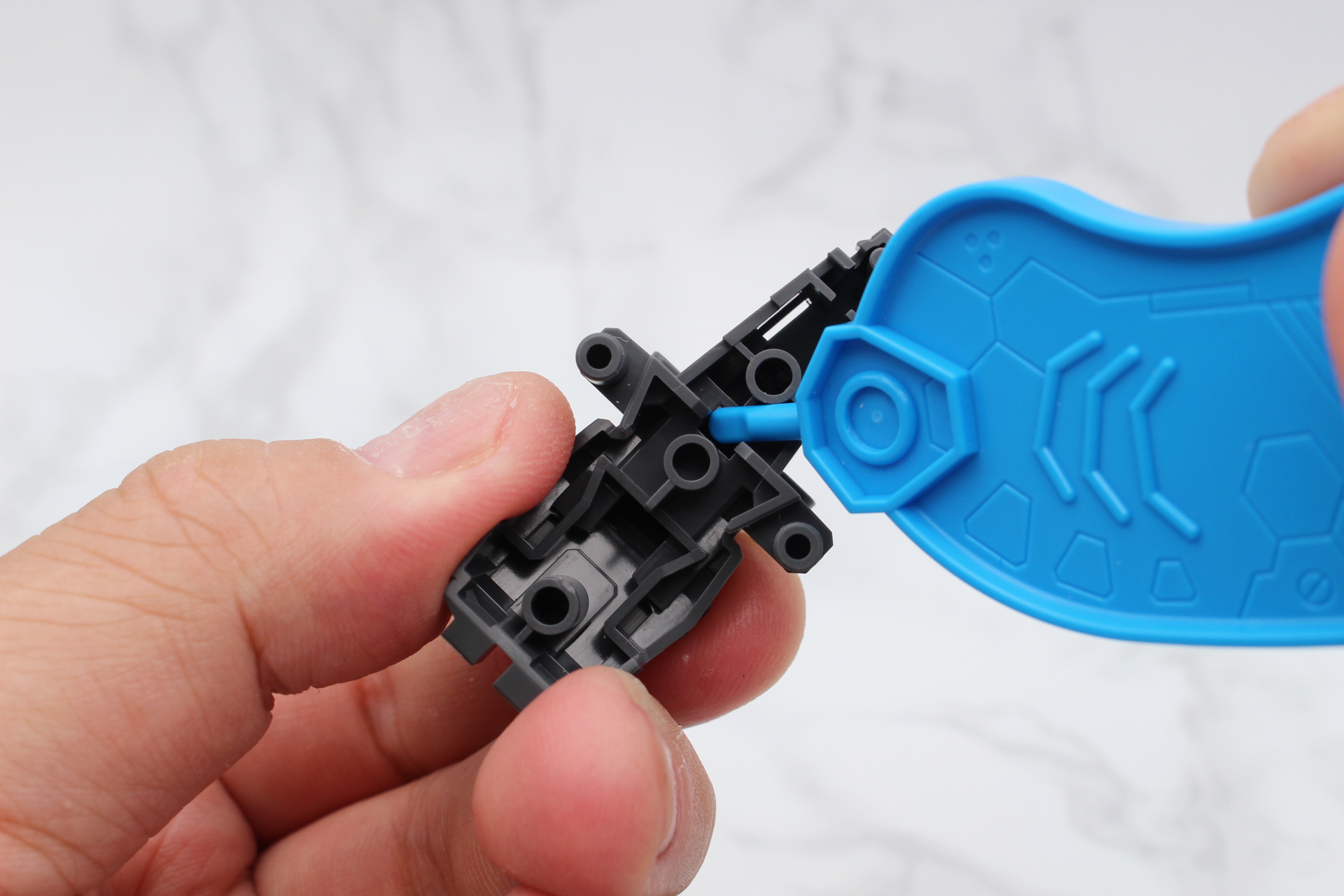 はめ込んだパーツを裏側から押し出すのに使用する