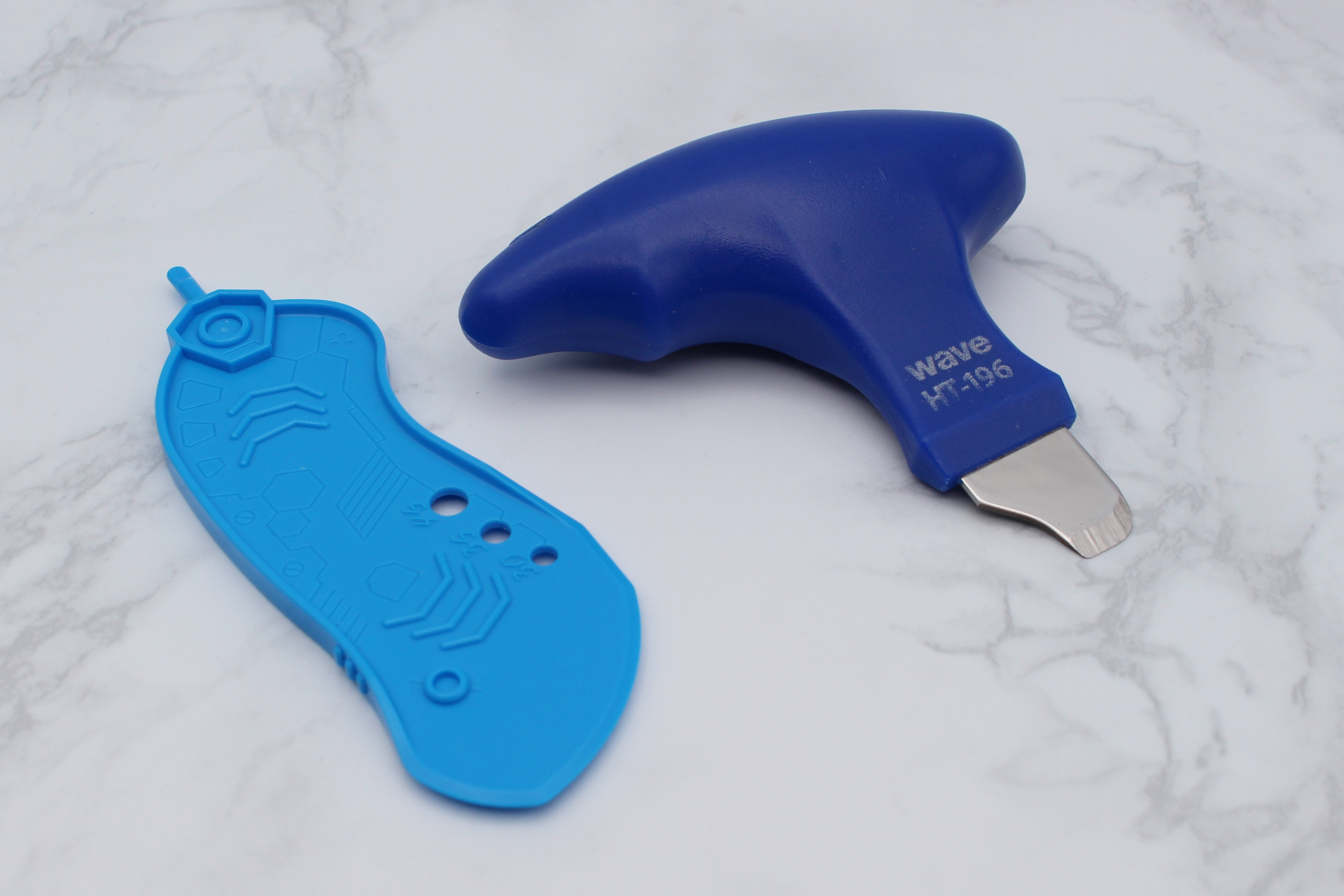 ウェーブ製の「パーツオープナー」（税込418円）との比較。パーツオープナーは先端が金属製で鋭く、ぴったり合わさったパーツにも有効だが、刃物なので取り扱いに注意が必要で、小さな子どもには向かない