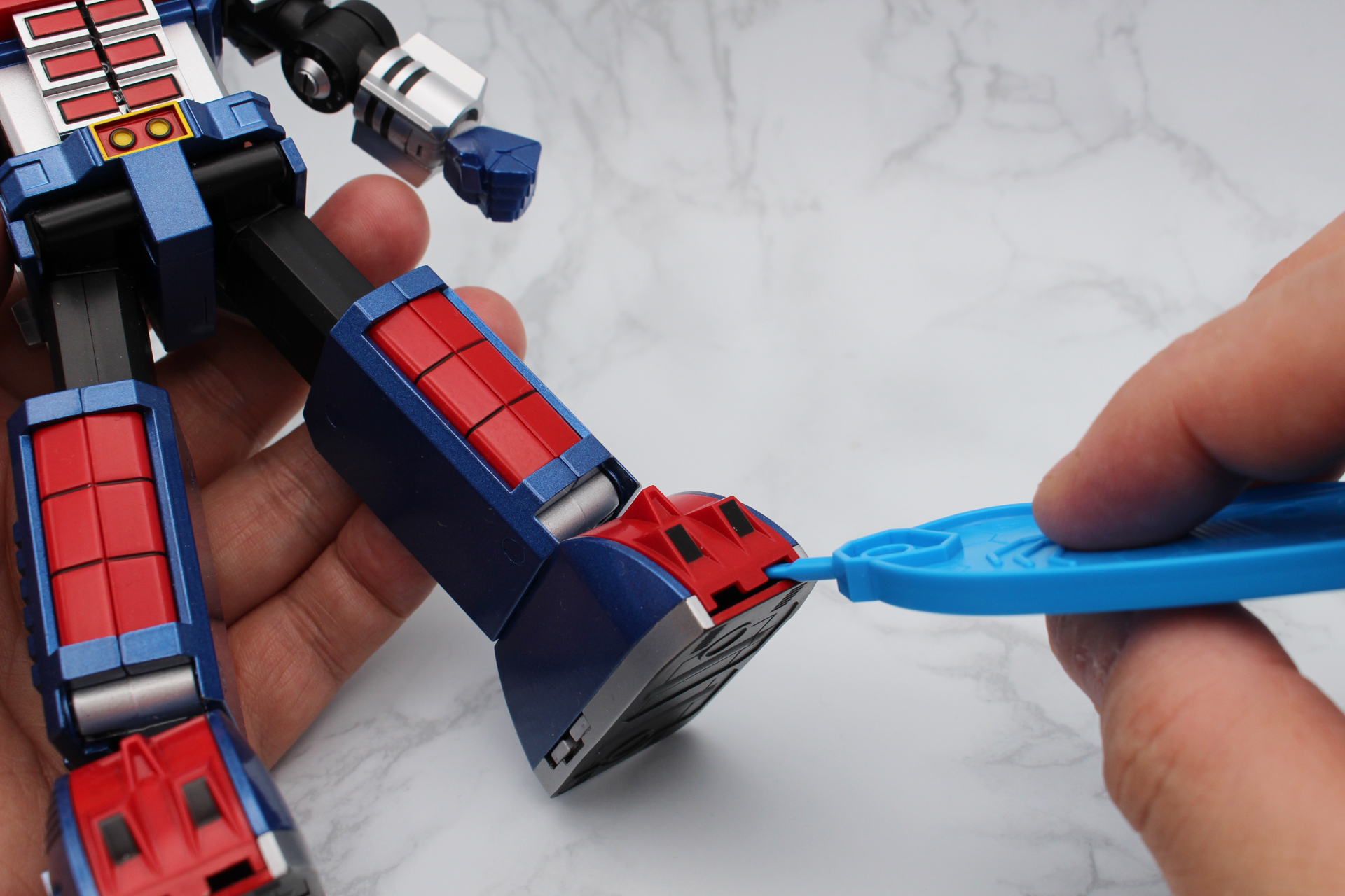 使いどころはプラモデルに限らない。金属製のツールを使うより安心感がある