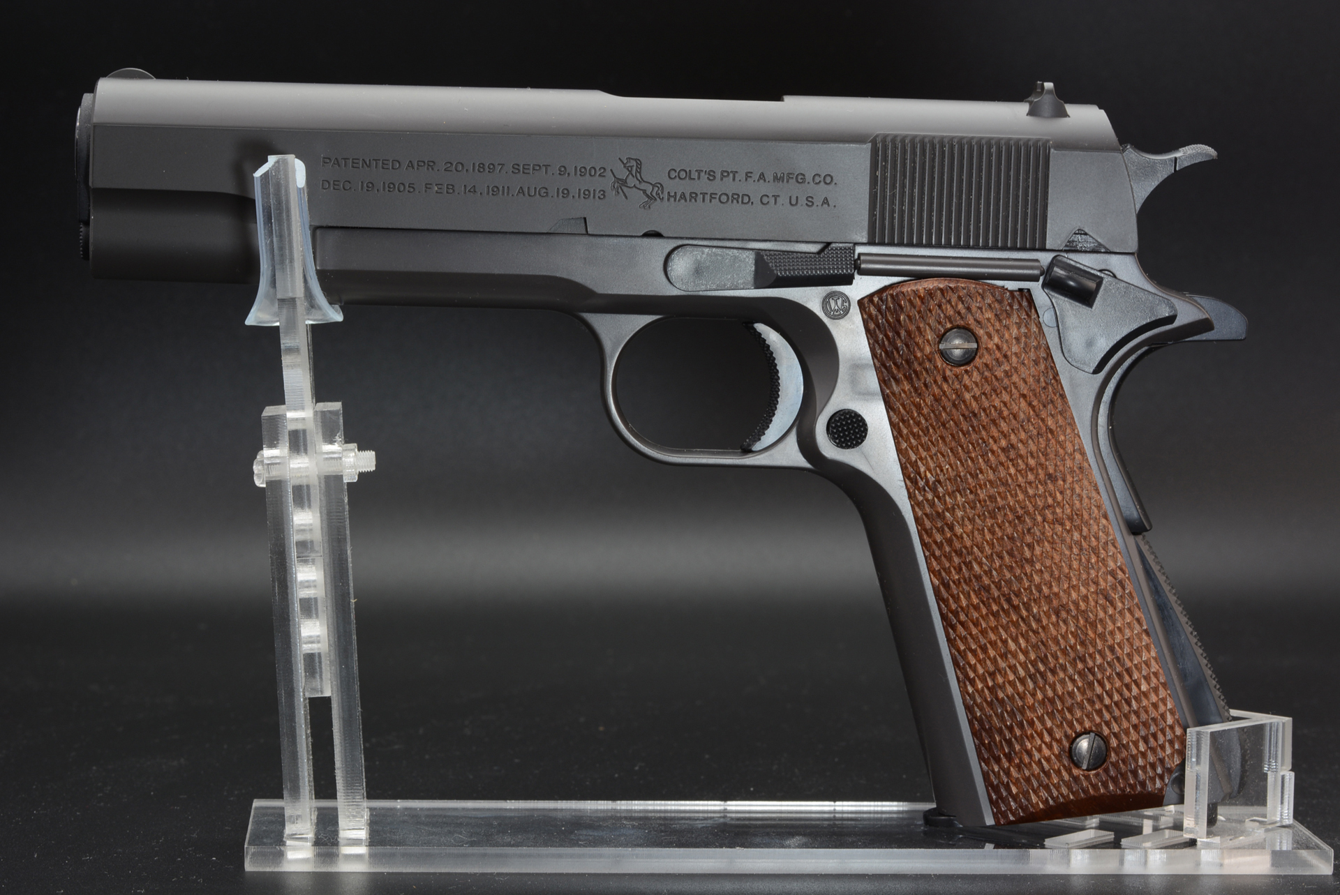 古風な雰囲気も感じさせる「コルト M1911A1ガバメント」。グリップも樹脂製だが、木の感じをうまく表現している。ラインナップとしては低価格帯だが、外観にもこだわっていることがわかる