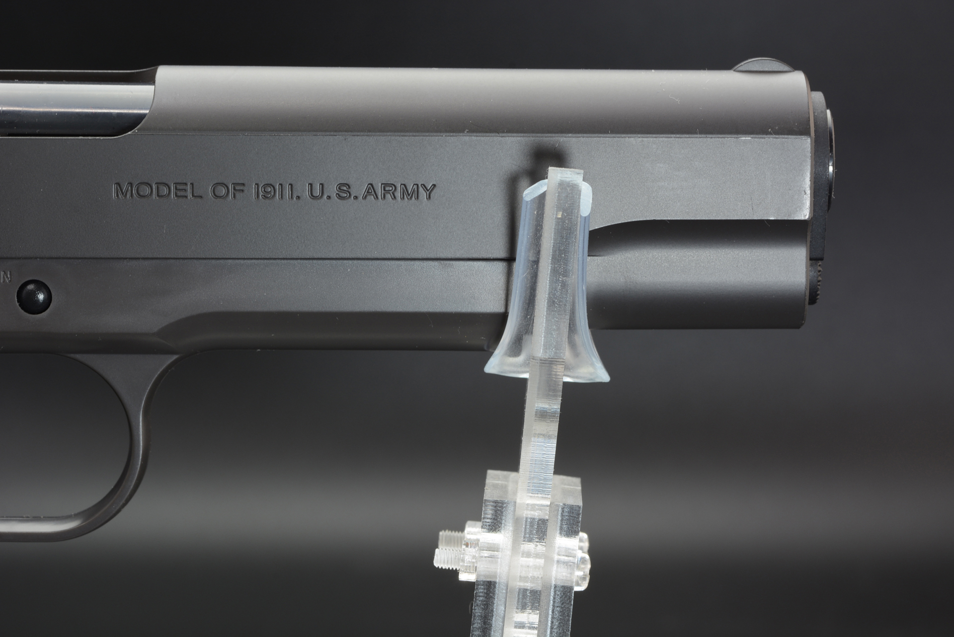 樹脂製だが、つやを消している部分は金属のようにも見える