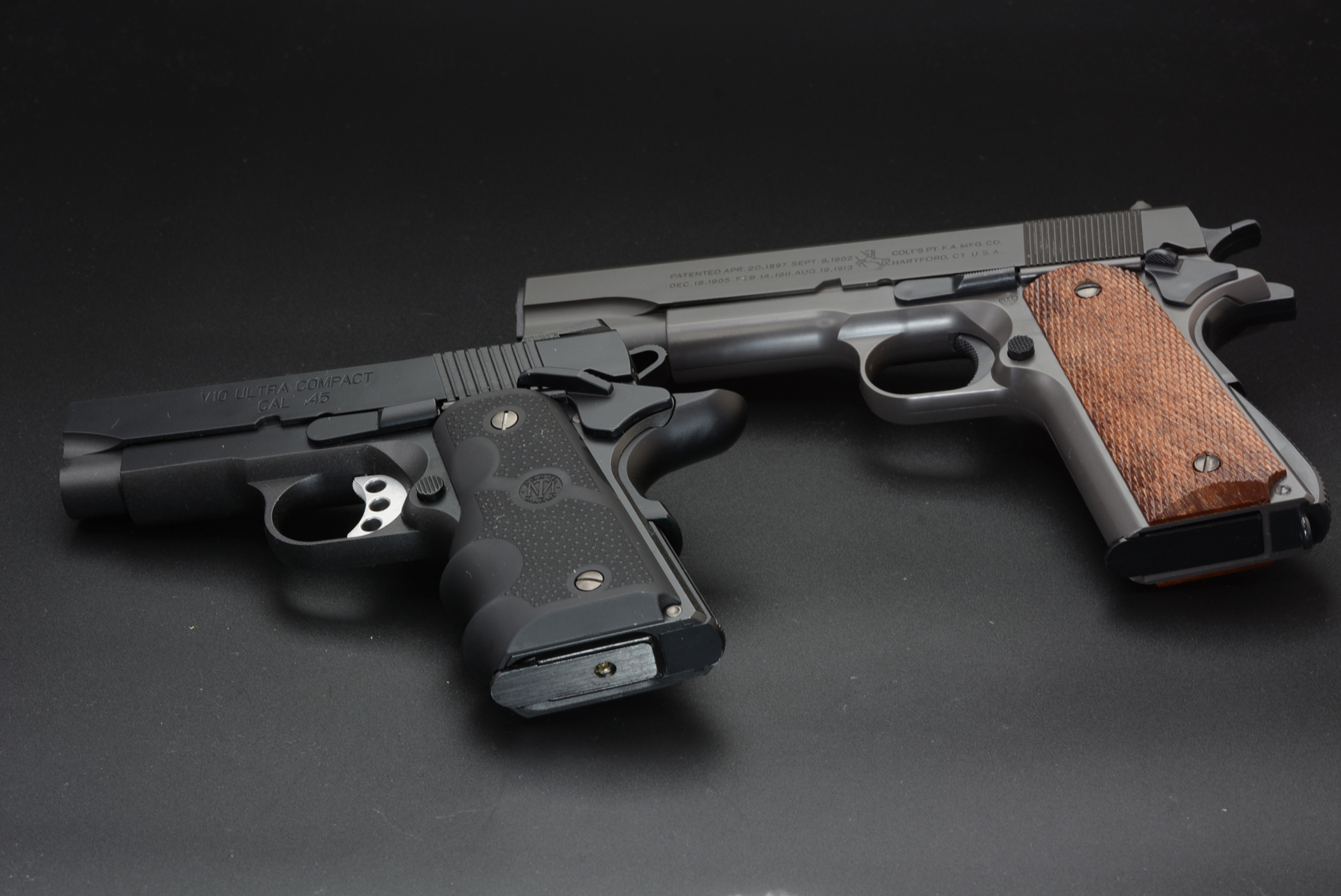 V10 ウルトラコンパクト(左)と、M1911を並べてみた。基本構造などは同じで縮小化、携帯性を高めている。V10 ウルトラコンパクトは1990年代の銃だが、モダンな雰囲気がある