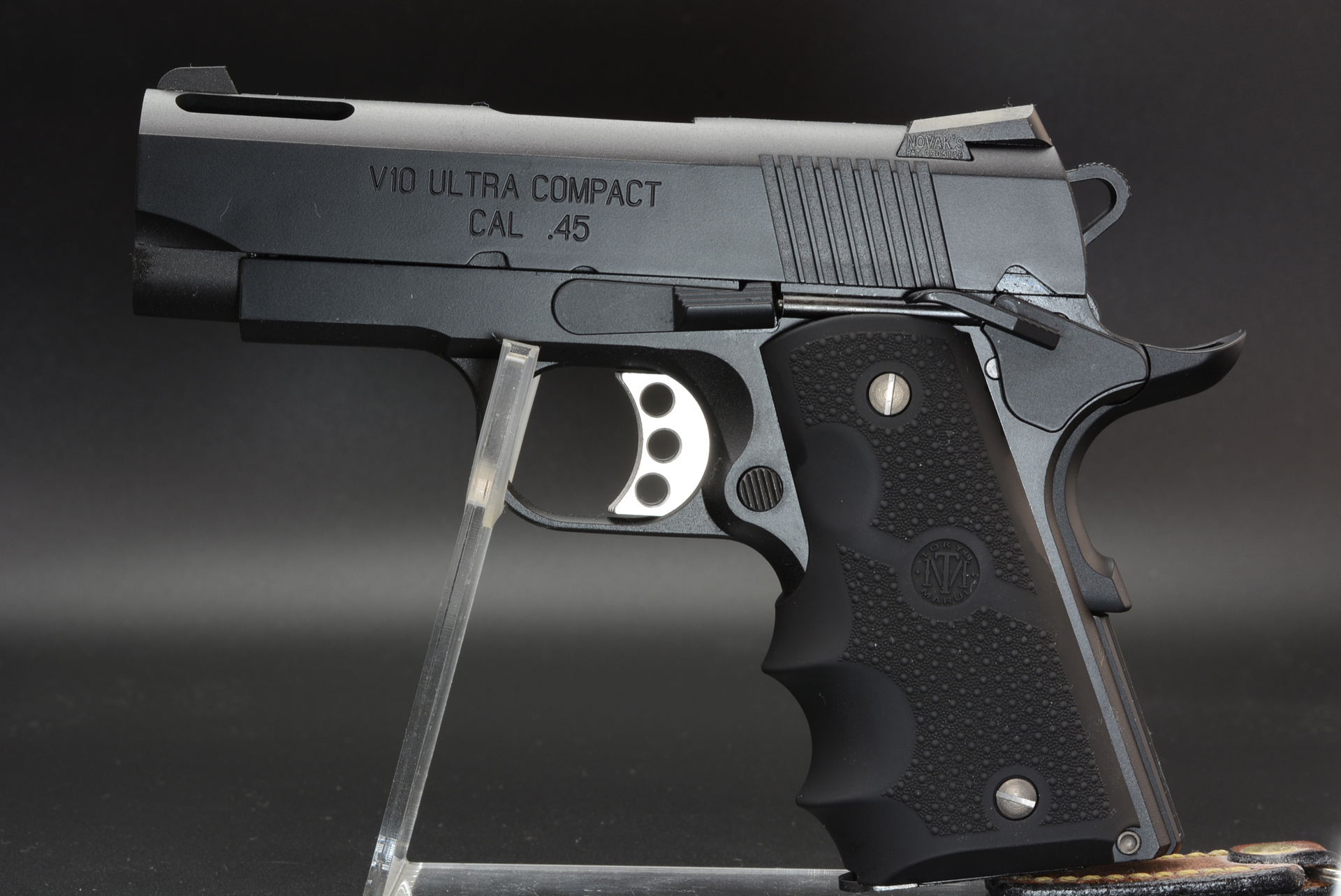 コンパクトにまとまりながら、フィンガーチャンネルの造型されたグリップや、別パーツのリアサイト、スライド上部の穴など戦闘的な雰囲気のあるカッコイイデザインだ。特にブラックになってエッジが立っていると感じる