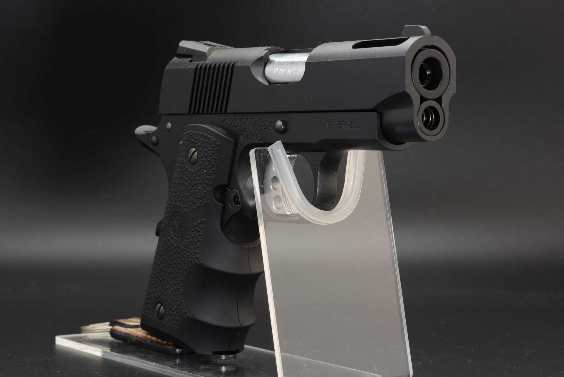 コンパクトにまとまりながら、フィンガーチャンネルの造型されたグリップや、別パーツのリアサイト、スライド上部の穴など戦闘的な雰囲気のあるカッコイイデザインだ。特にブラックになってエッジが立っていると感じる