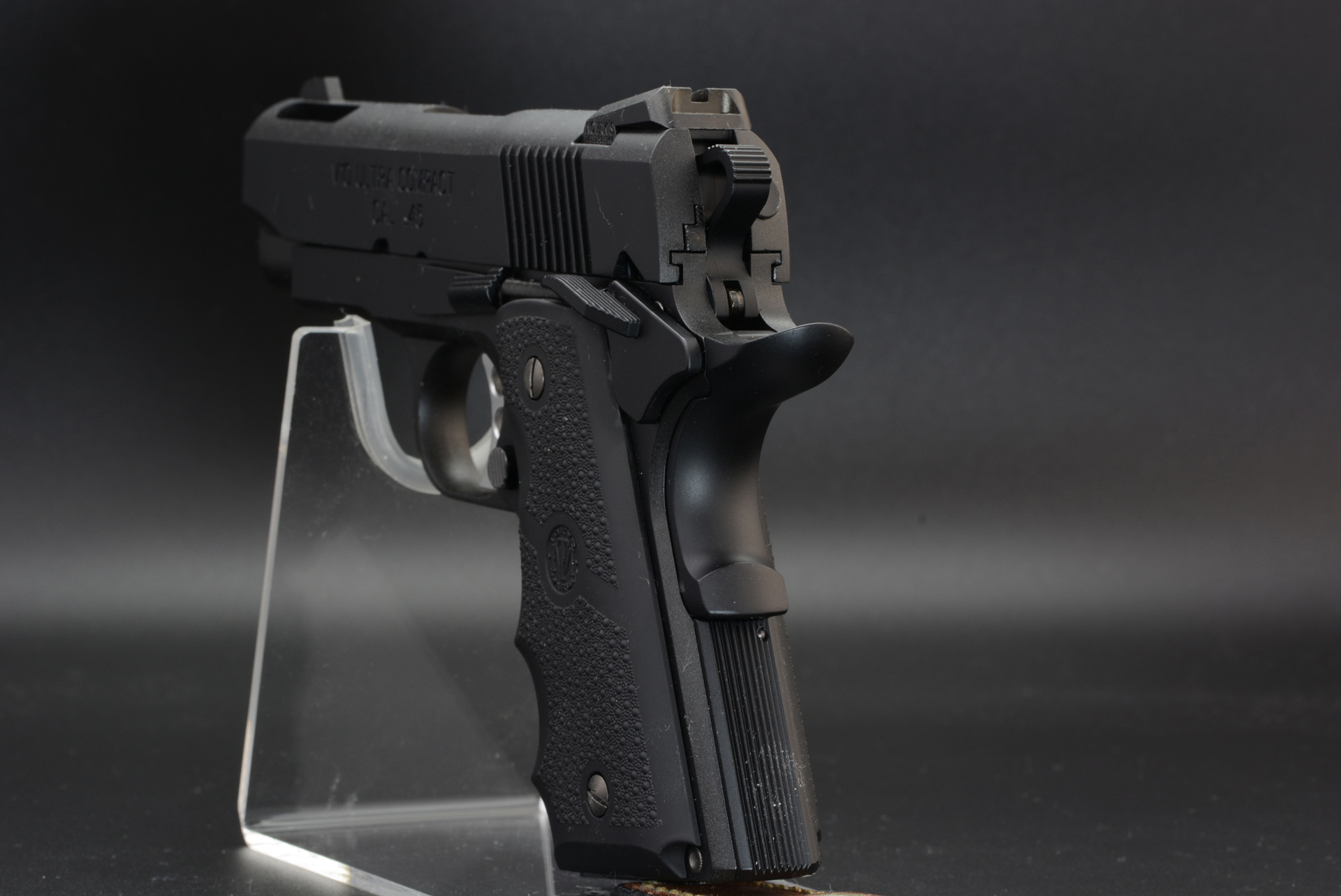 コンパクトにまとまりながら、フィンガーチャンネルの造型されたグリップや、別パーツのリアサイト、スライド上部の穴など戦闘的な雰囲気のあるカッコイイデザインだ。特にブラックになってエッジが立っていると感じる