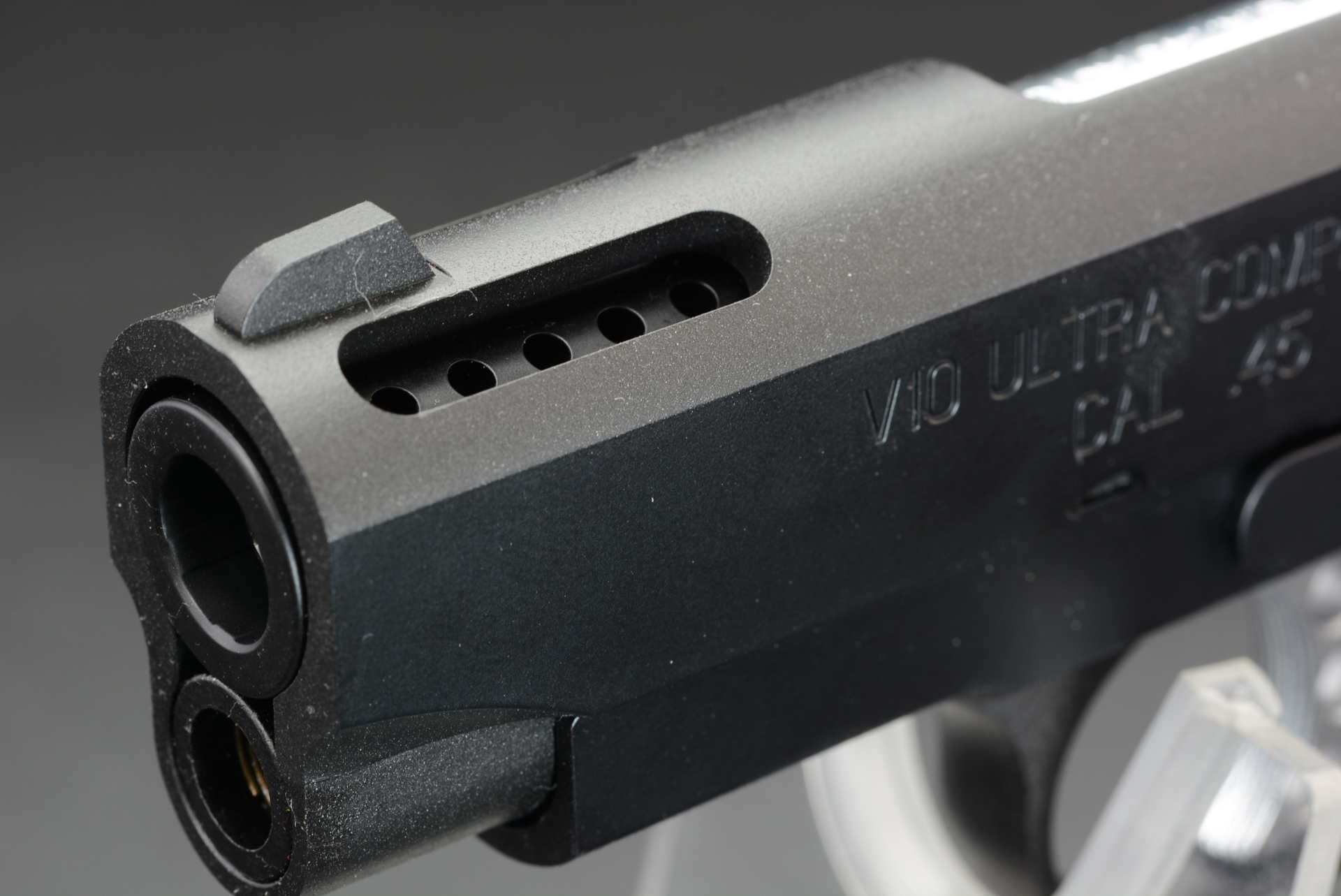 バレルに空けられた穴。ここから発射時のガスが吹き出し、銃身の跳ね上がりを抑えるのだ