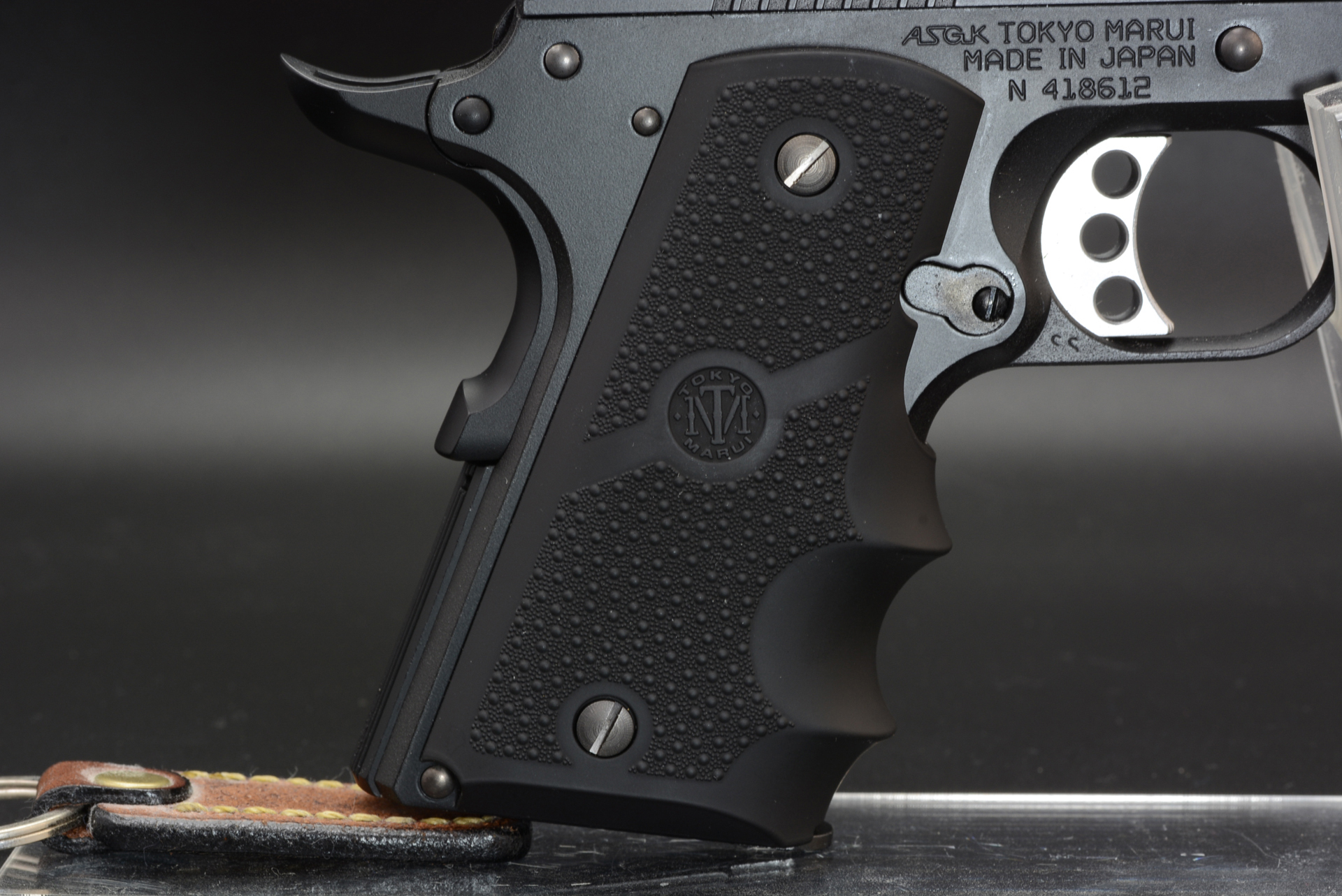 指をしっかり固定する「フィンガーチャンネル」のあるグリップ