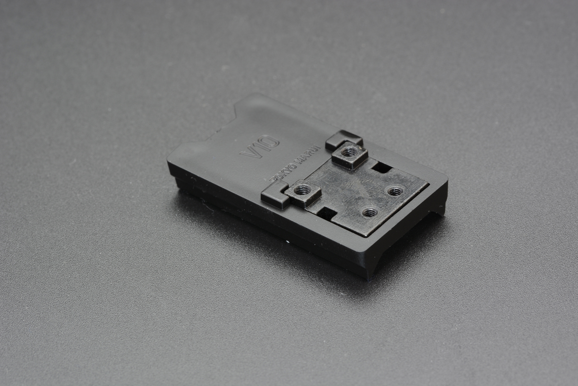 光学照準装置である別売の「マイクロプロサイト」を接続できるベースが同梱されている