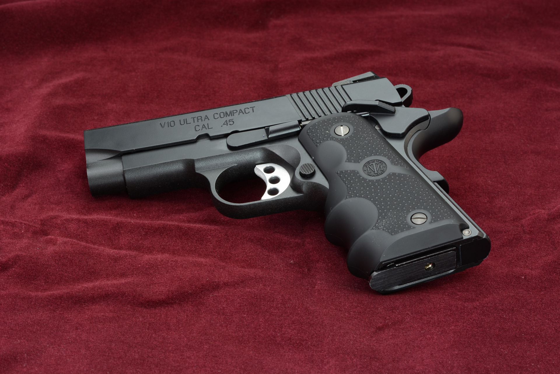 布を敷いたり、小道具を配置すると楽しい。ちなみに今回使ったカートリッジはモデルガン用のものだ