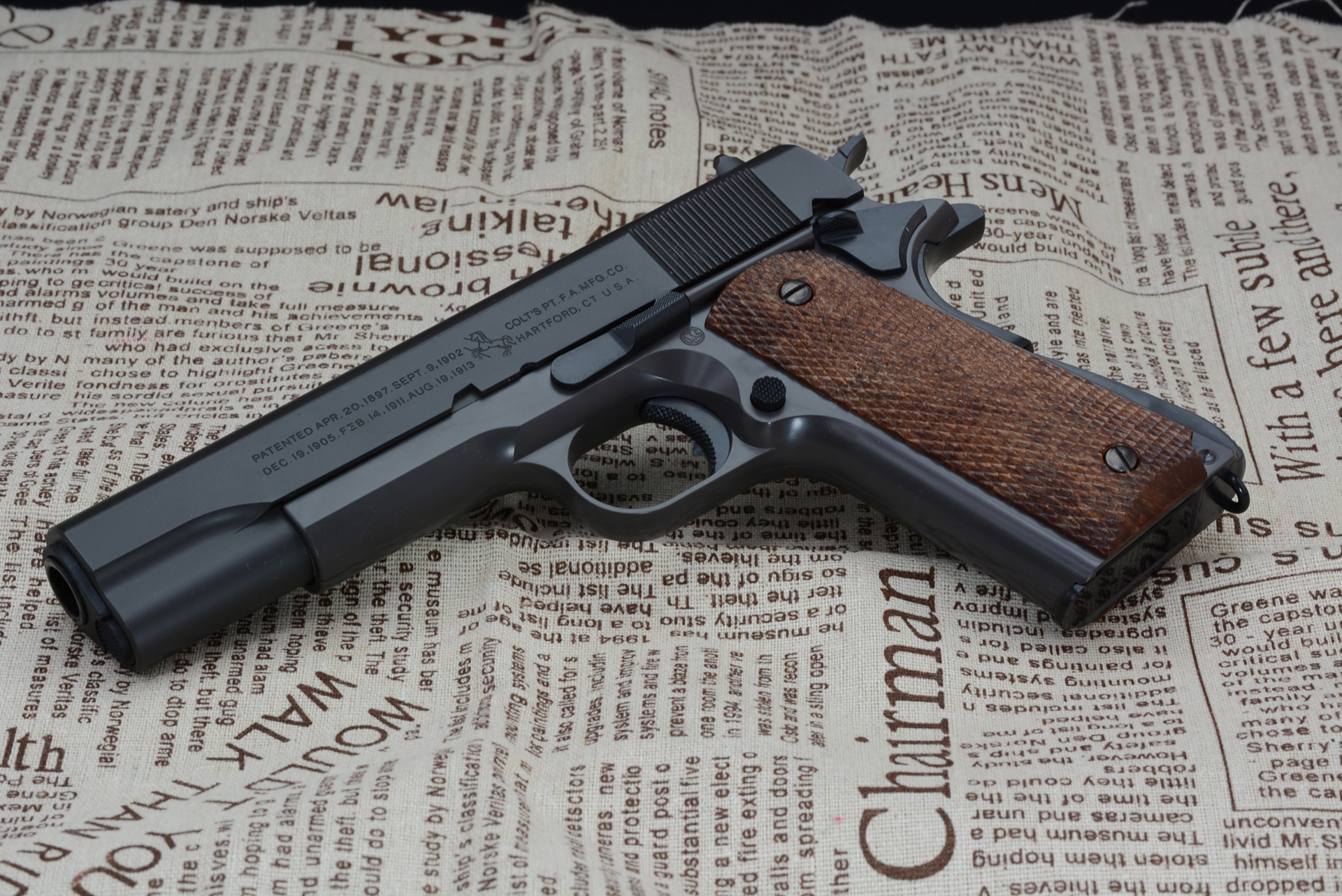 布を敷いたり、小道具を配置すると楽しい。ちなみに今回使ったカートリッジはモデルガン用のものだ