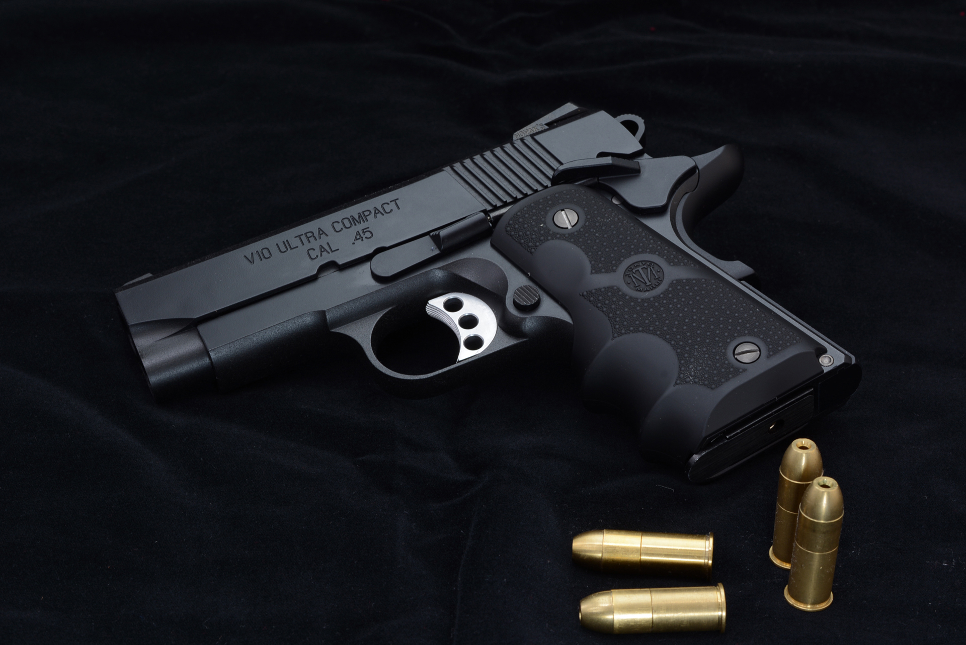 布を敷いたり、小道具を配置すると楽しい。ちなみに今回使ったカートリッジはモデルガン用のものだ