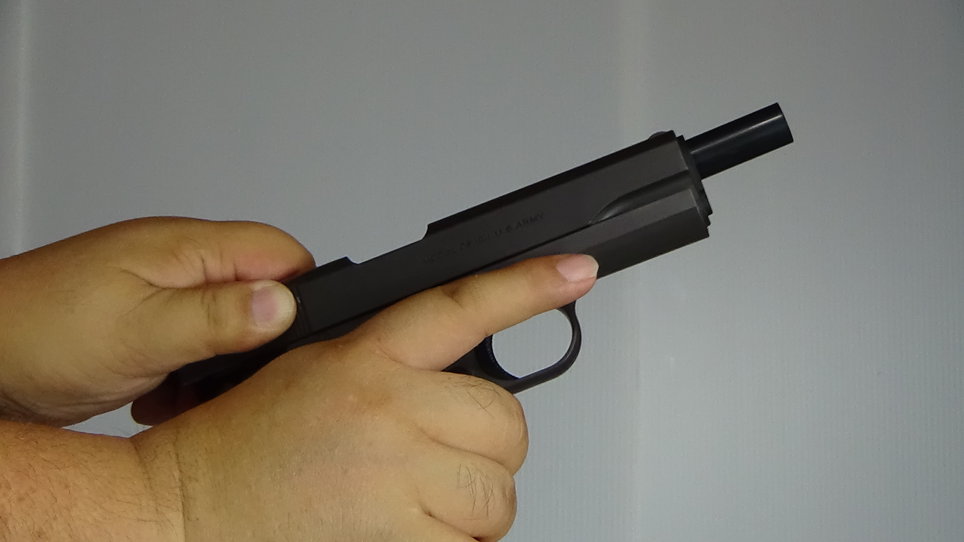 スライドを引くことで射撃準備が完了する。スライドを引く際、誤って銃を撃たないように、指は引き金から外しておこう