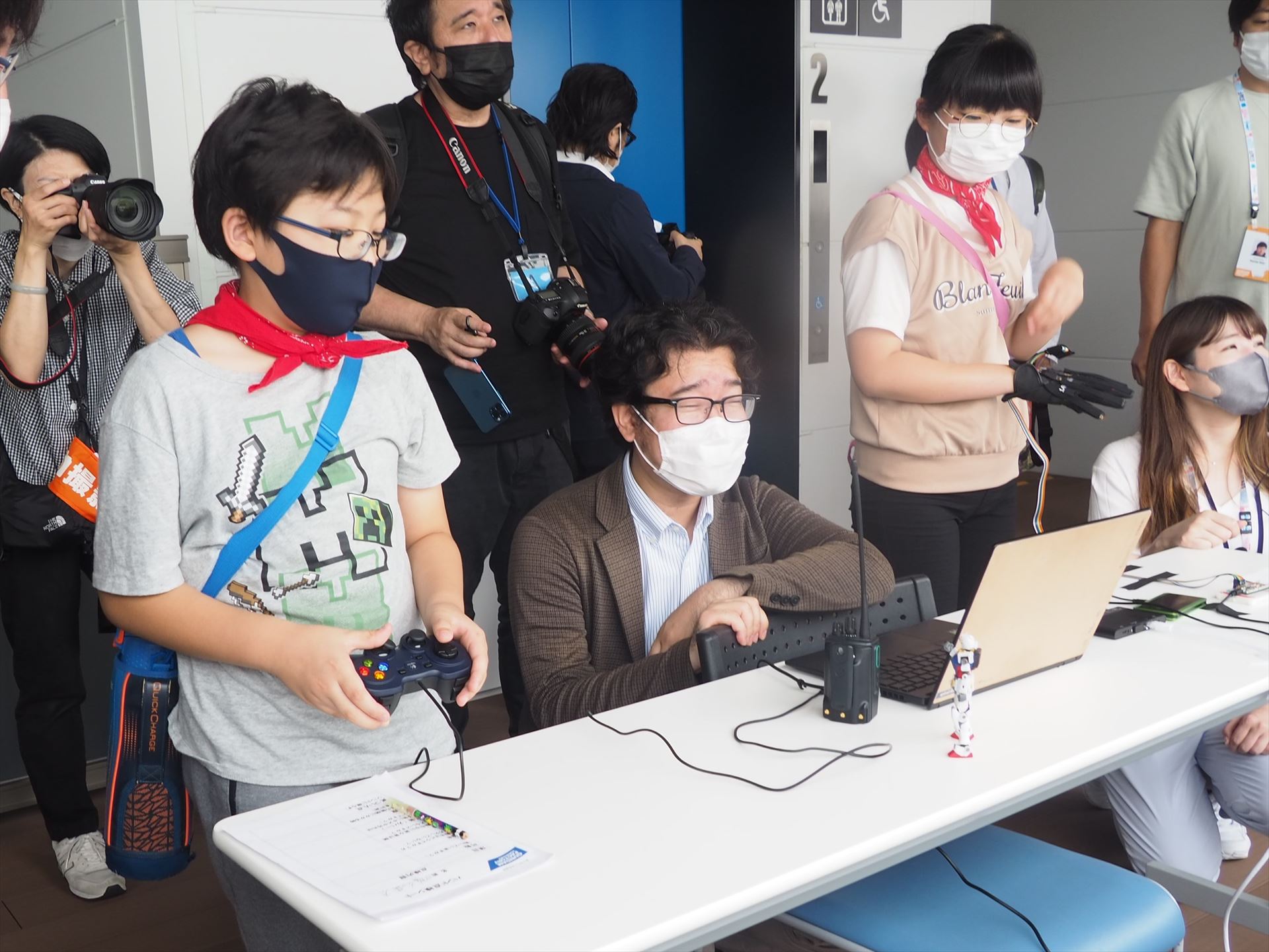 ハンドは、プレステライクなゲームコントローラーまたは手袋型コントローラーで操ることができる