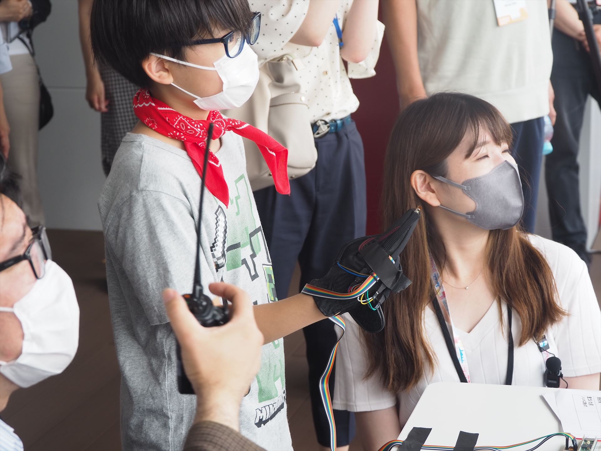 こちらは手袋型コントローラーを装着してハンドを操っているところ