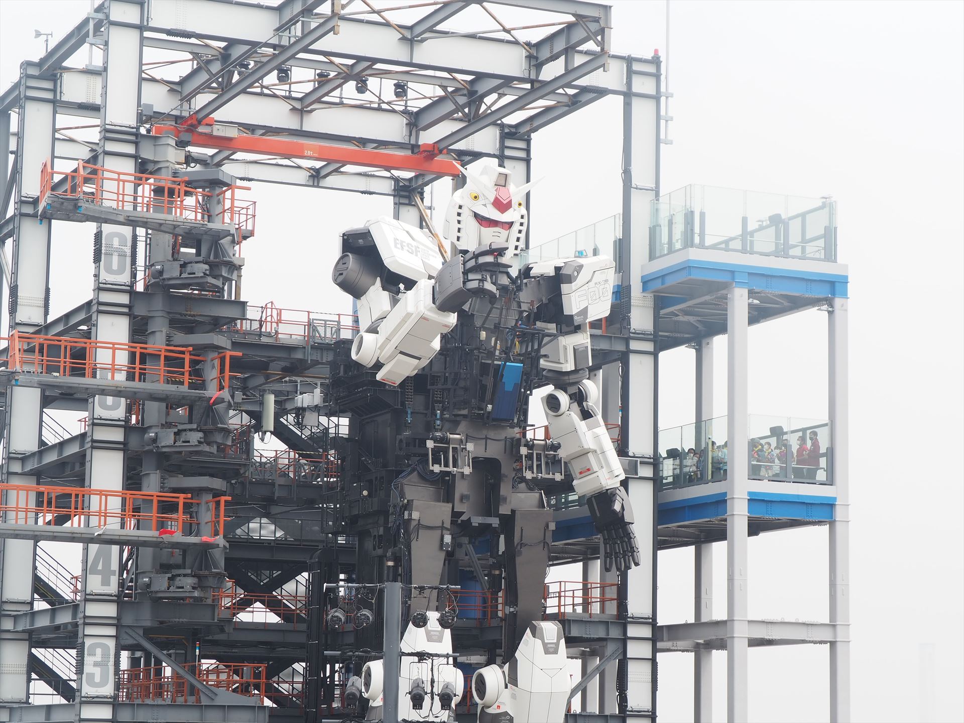 ガンダム右側のGUNDAM-DOCK TOWERに、他のグループの児童が登り、ハンドの動きを間近でチェックしている