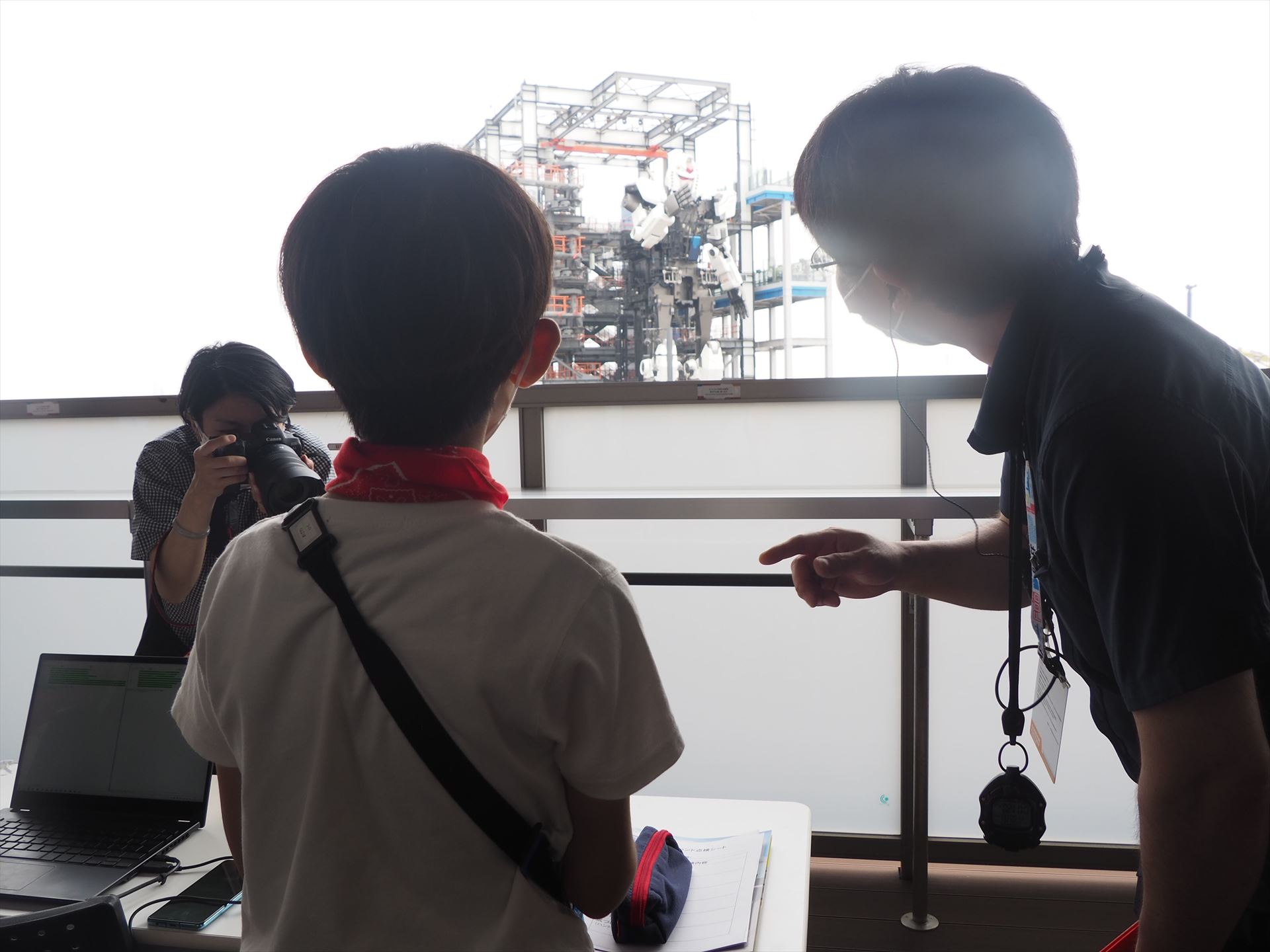 ガンダムとハンド操縦者の距離感はこんな感じだ