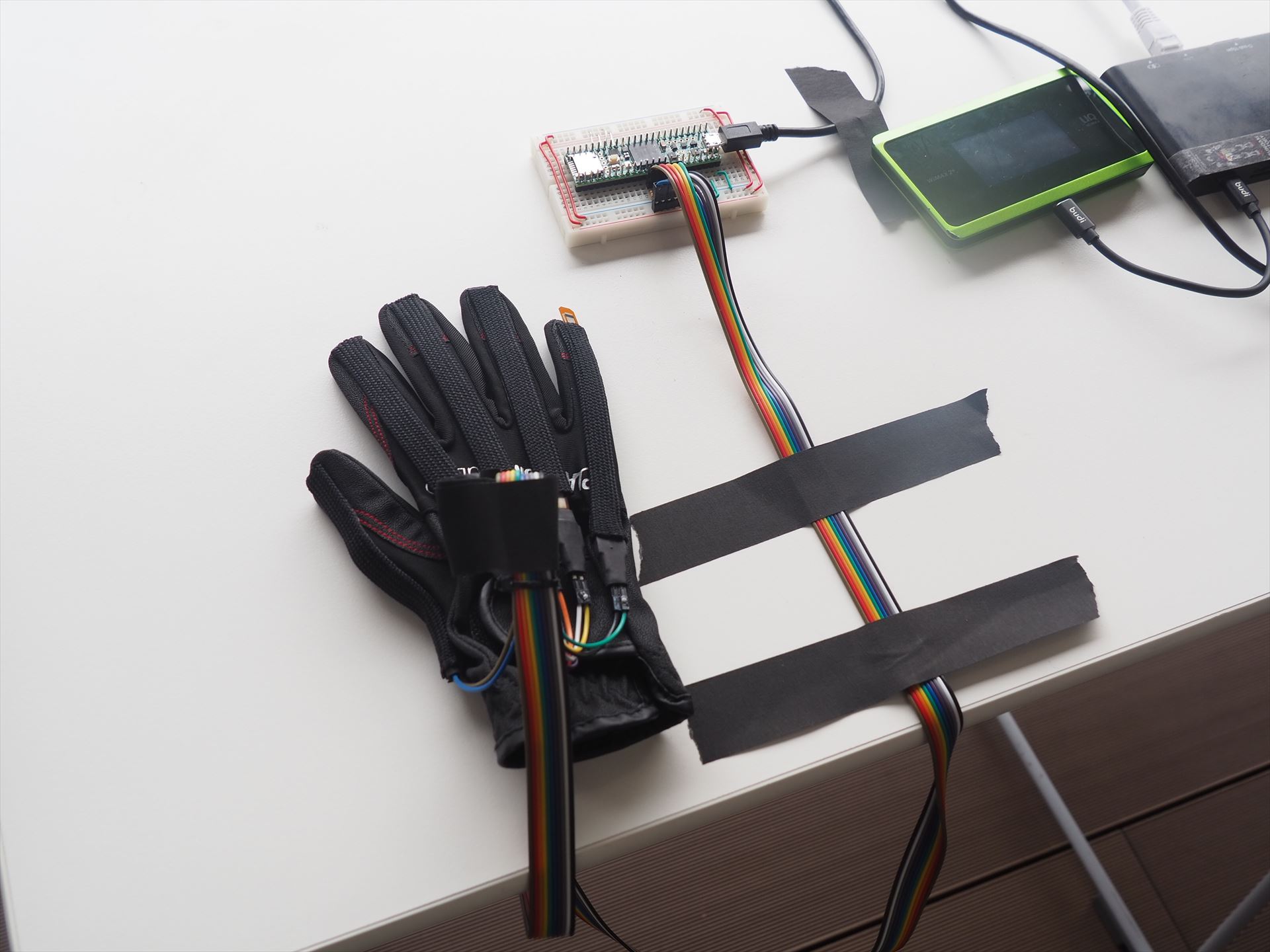 吉崎氏自作の手袋型コントローラー