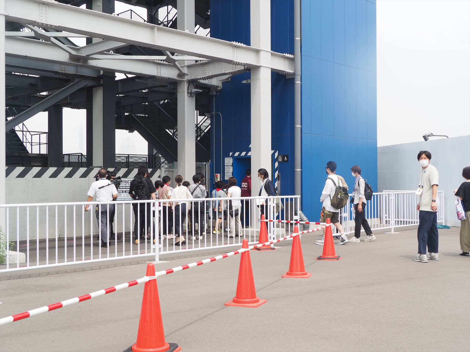 奥に見える青い建物に上るためのエレベーターがある