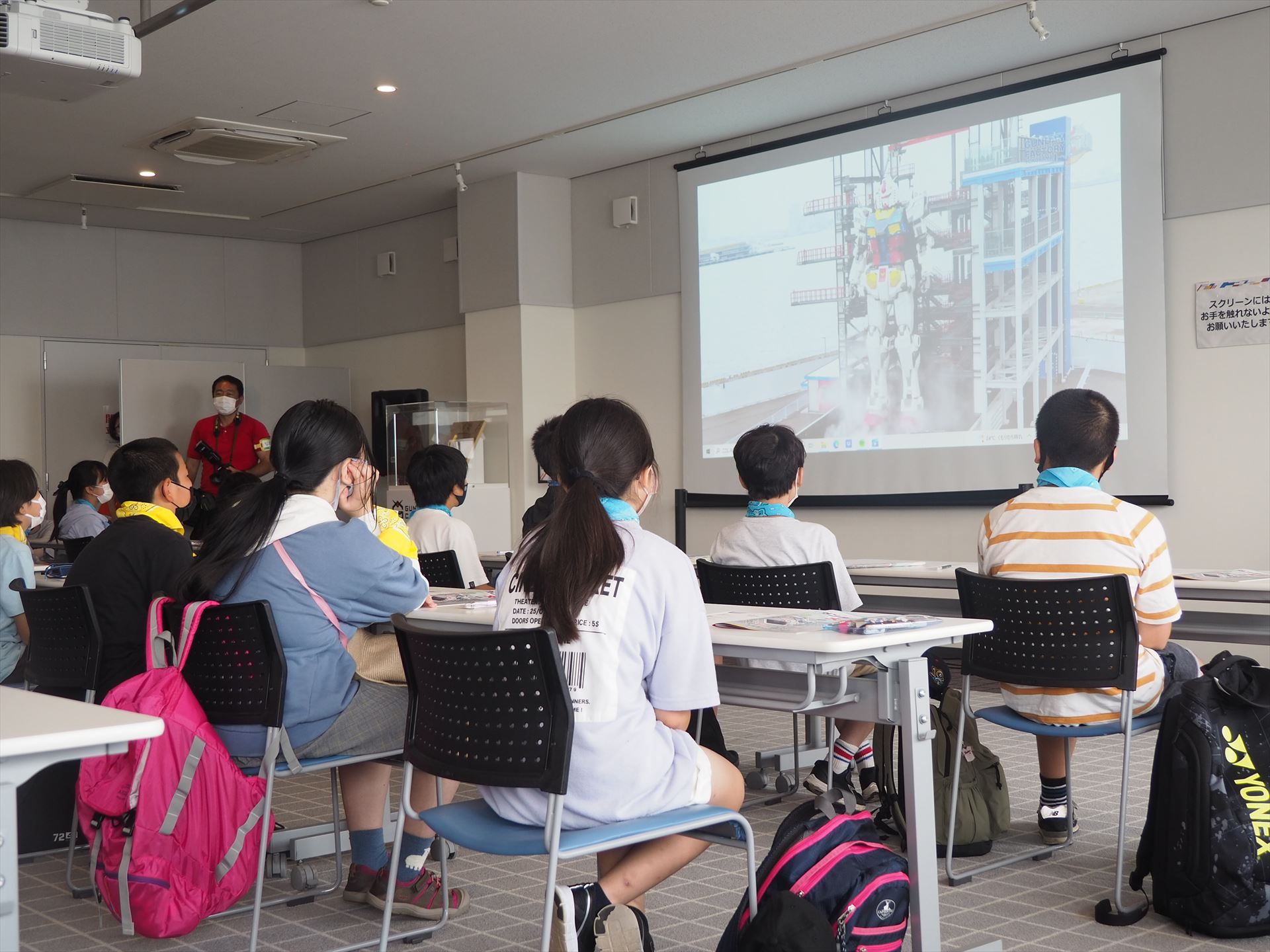 まず、横浜市立鉄小学校の6年生が実物大「動くガンダム」が実際に動く様子のビデオを見た