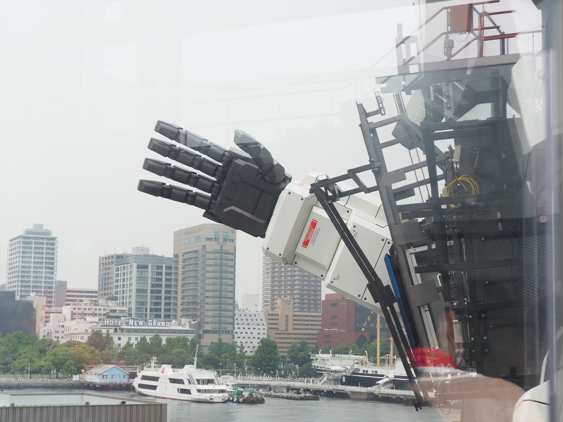 GUNDAM-DOCK TOWER 5Fからの眺め。ガンダムの右手がよく見える