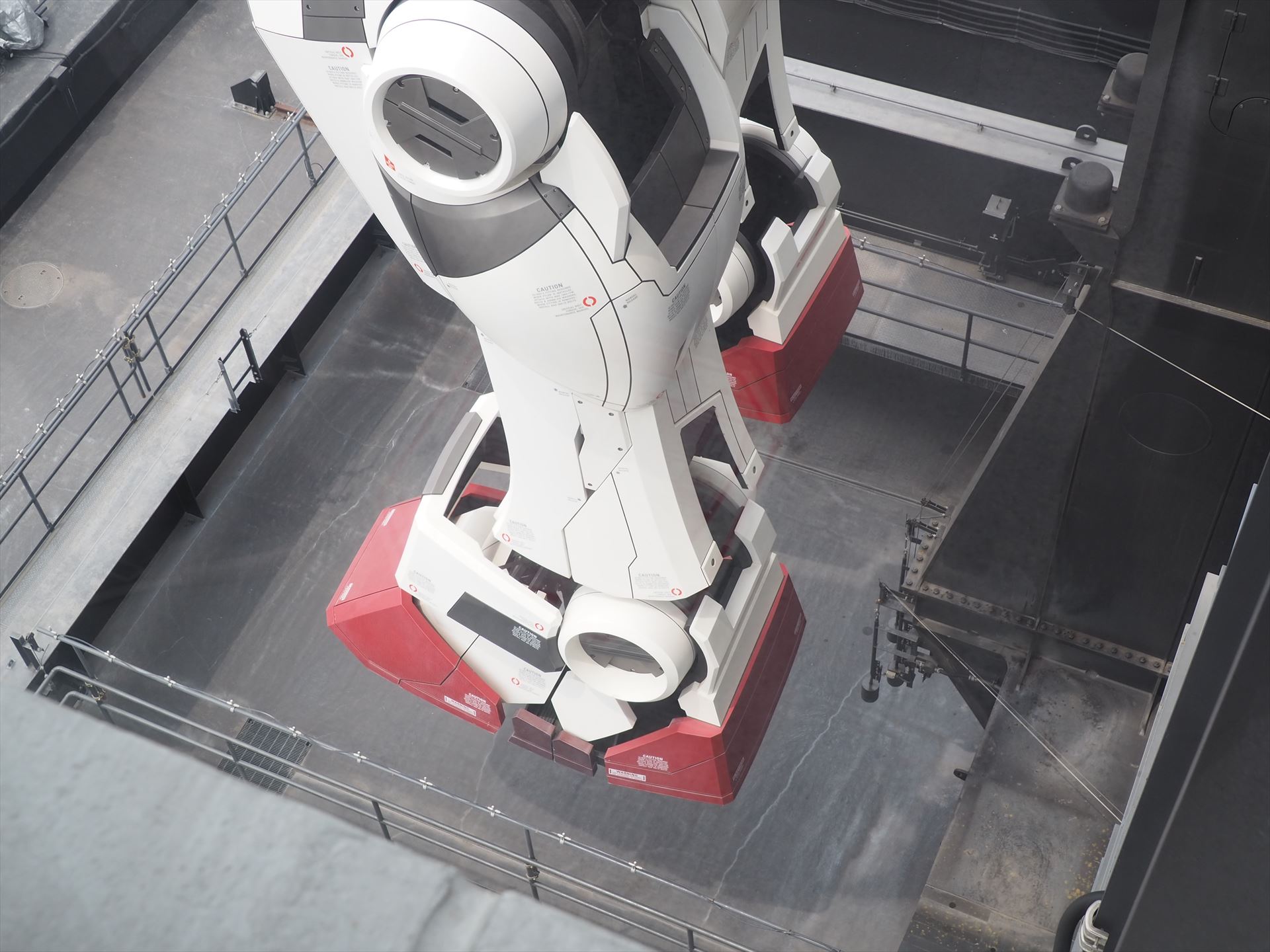 実は「動くガンダム」の足は地面に着地しておらず、常に足が浮いた状態になっている