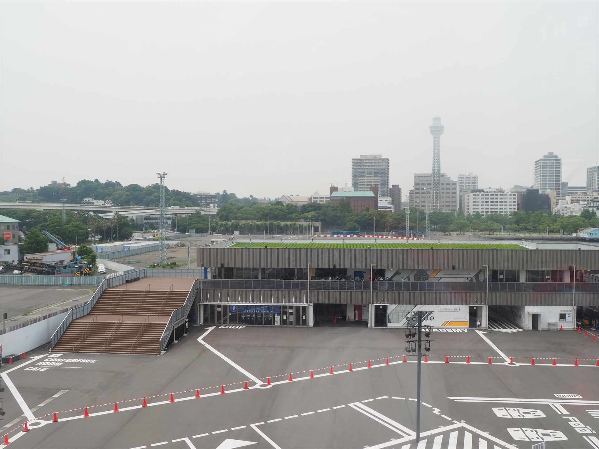 このアカデミーの建物の2階からハンドの操作を行った