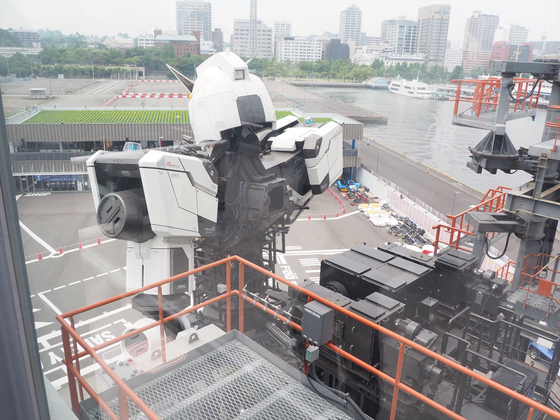 GUNDAM-DOCK TOWERの最上階（6F）からの眺め。ガンダムと高さ的にはほぼ並ぶ