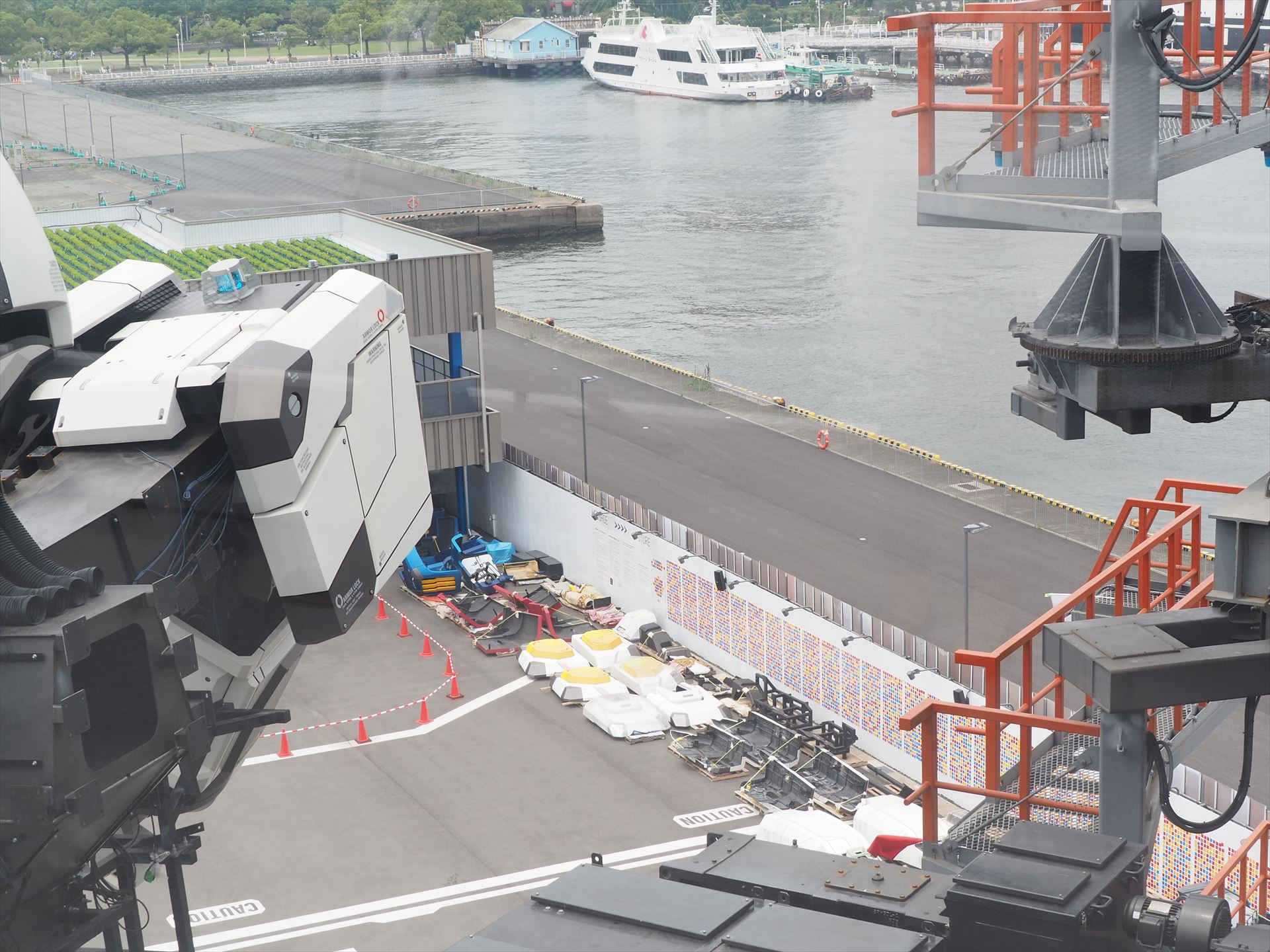 外された外装もよく見える