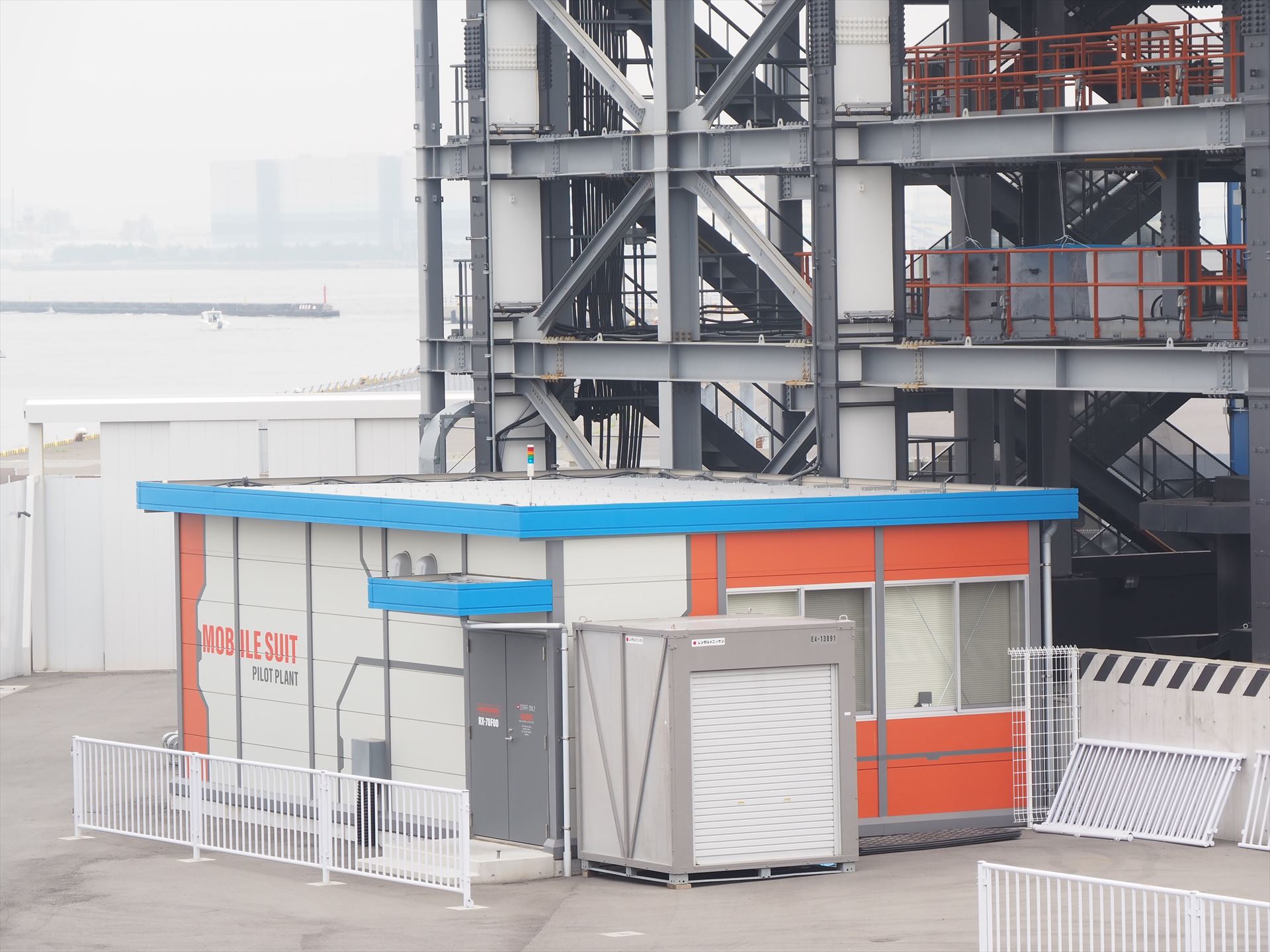 この建物が司令室。普段はここから動きの指示を出す