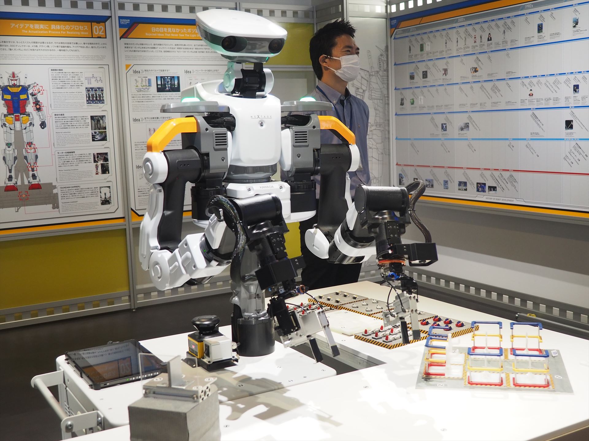 カワダロボティクスの双腕ロボ「NEXTAGE」が展示されている