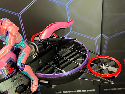 仮面ライダーリバイス」より、「仮面ライダーアギレラ クイーン