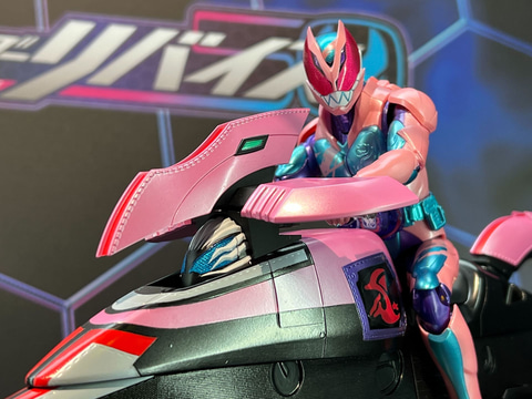 仮面ライダーリバイス」より、「仮面ライダーアギレラ クイーン