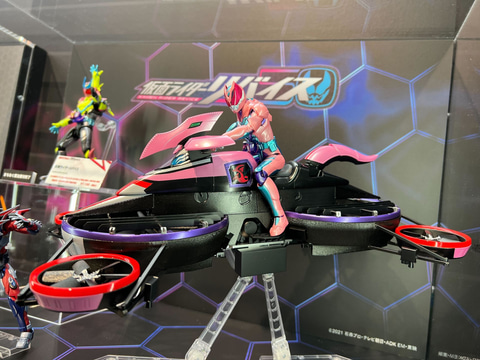 仮面ライダーリバイス」より、「仮面ライダーアギレラ クイーン
