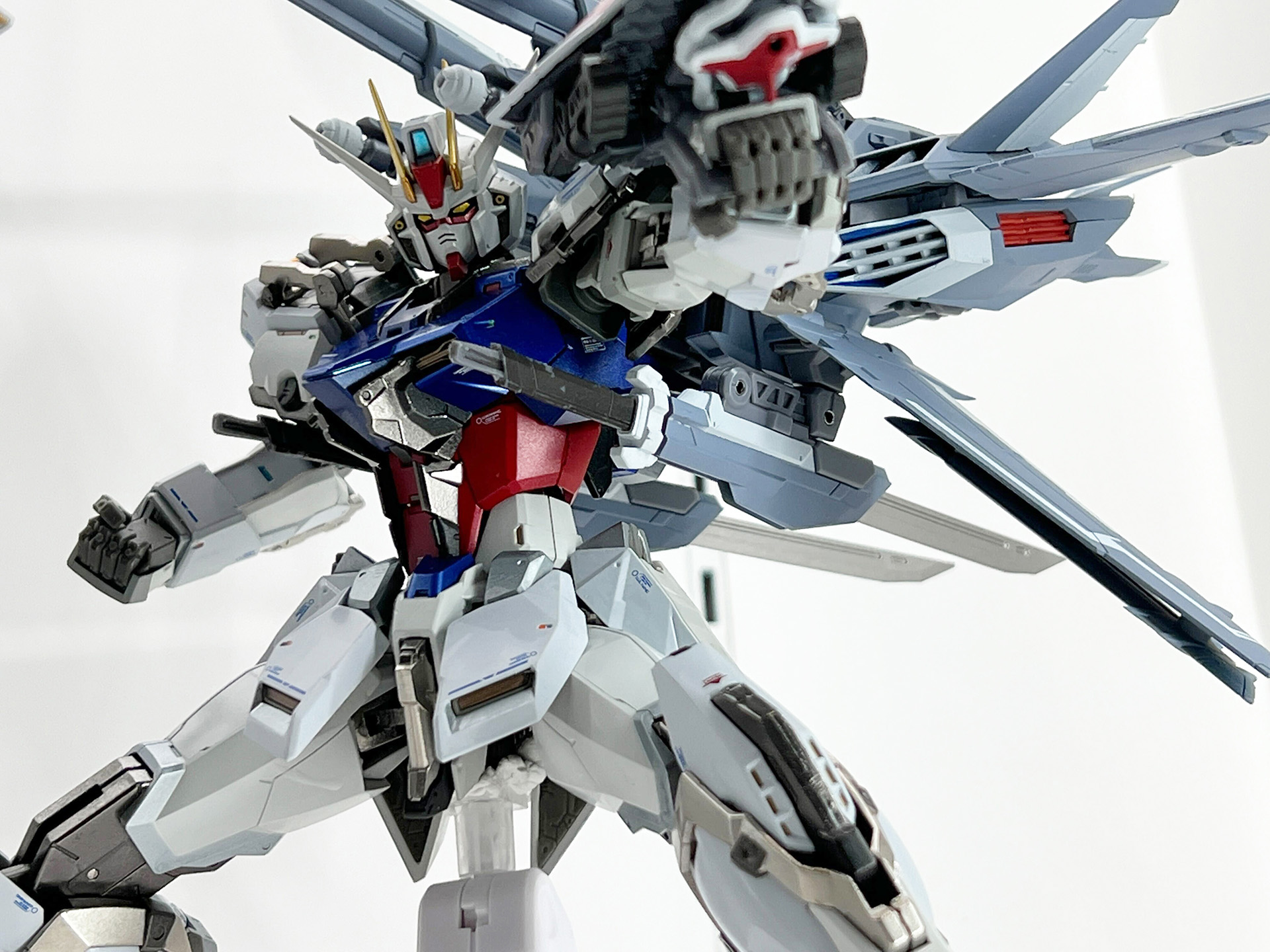 「対艦刀」はストライカーパックの下部にマウントされている。マウント部分はアームらしい造形も確認できる