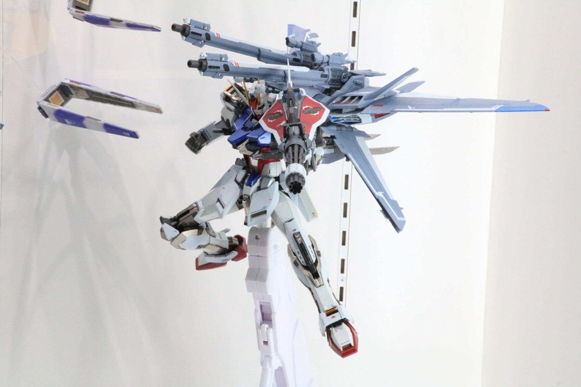 「METAL BUILD I.W.S.P.」を換装した「METAL BUILD ストライクガンダム」