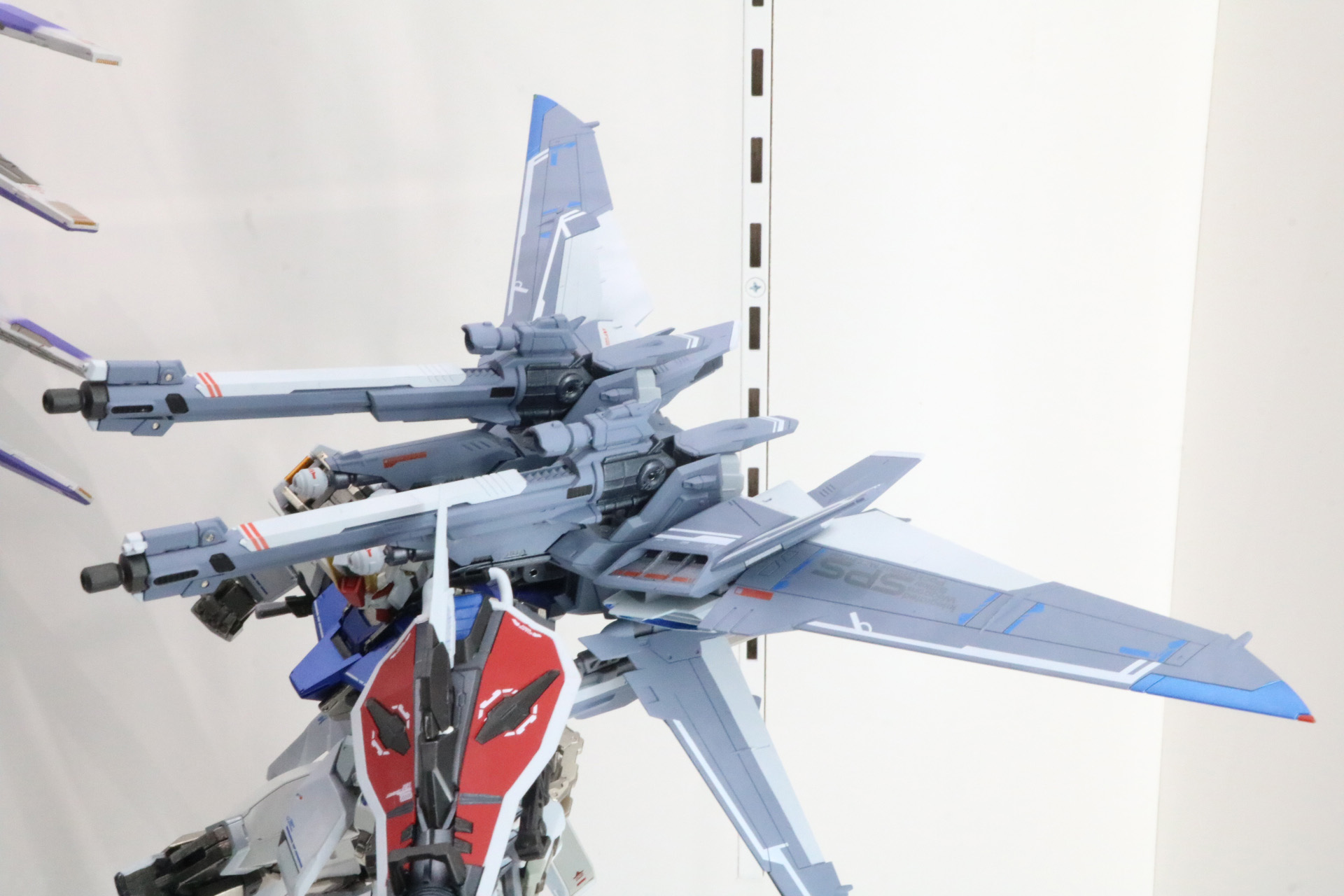 「レールガン」の砲口は細身のあるものとなっている