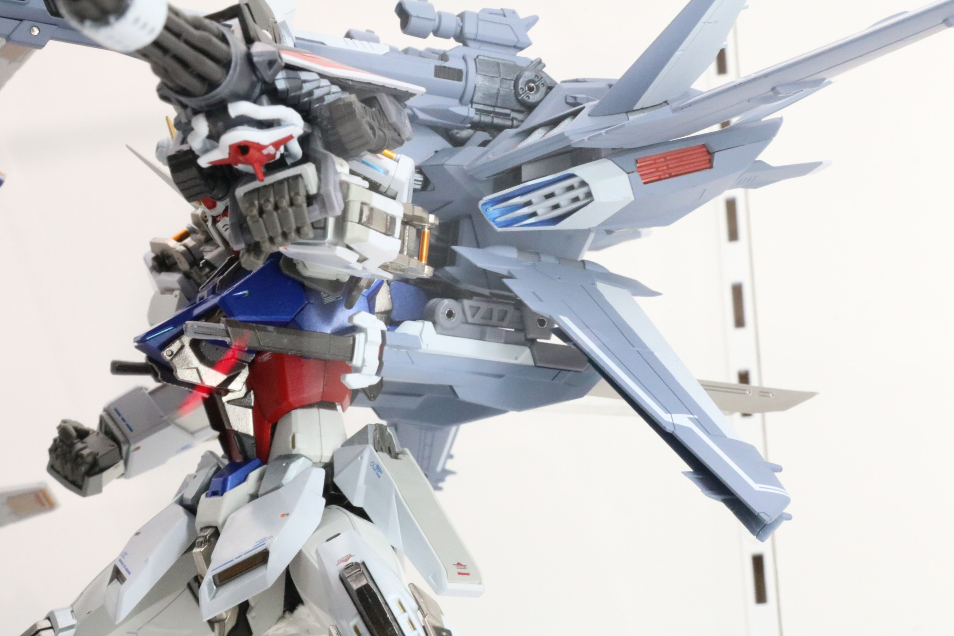 下部の翼にもう一枚重なったような造形が確認できる