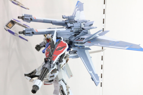 コンバインドシールドとI.W.S.P.を合わせたギミックも搭載。新た