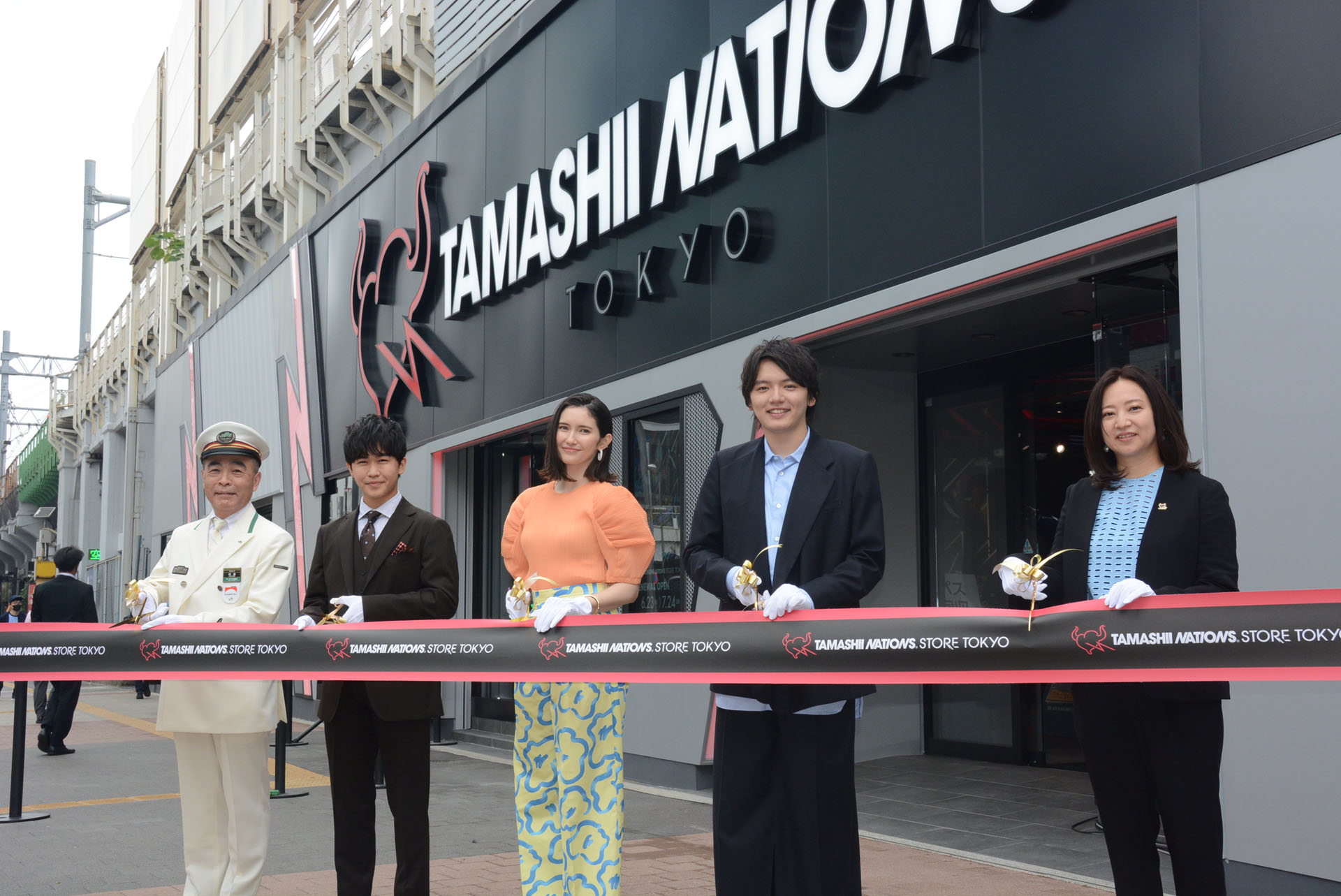 施設のオープンを記念して行なわれたテープカット