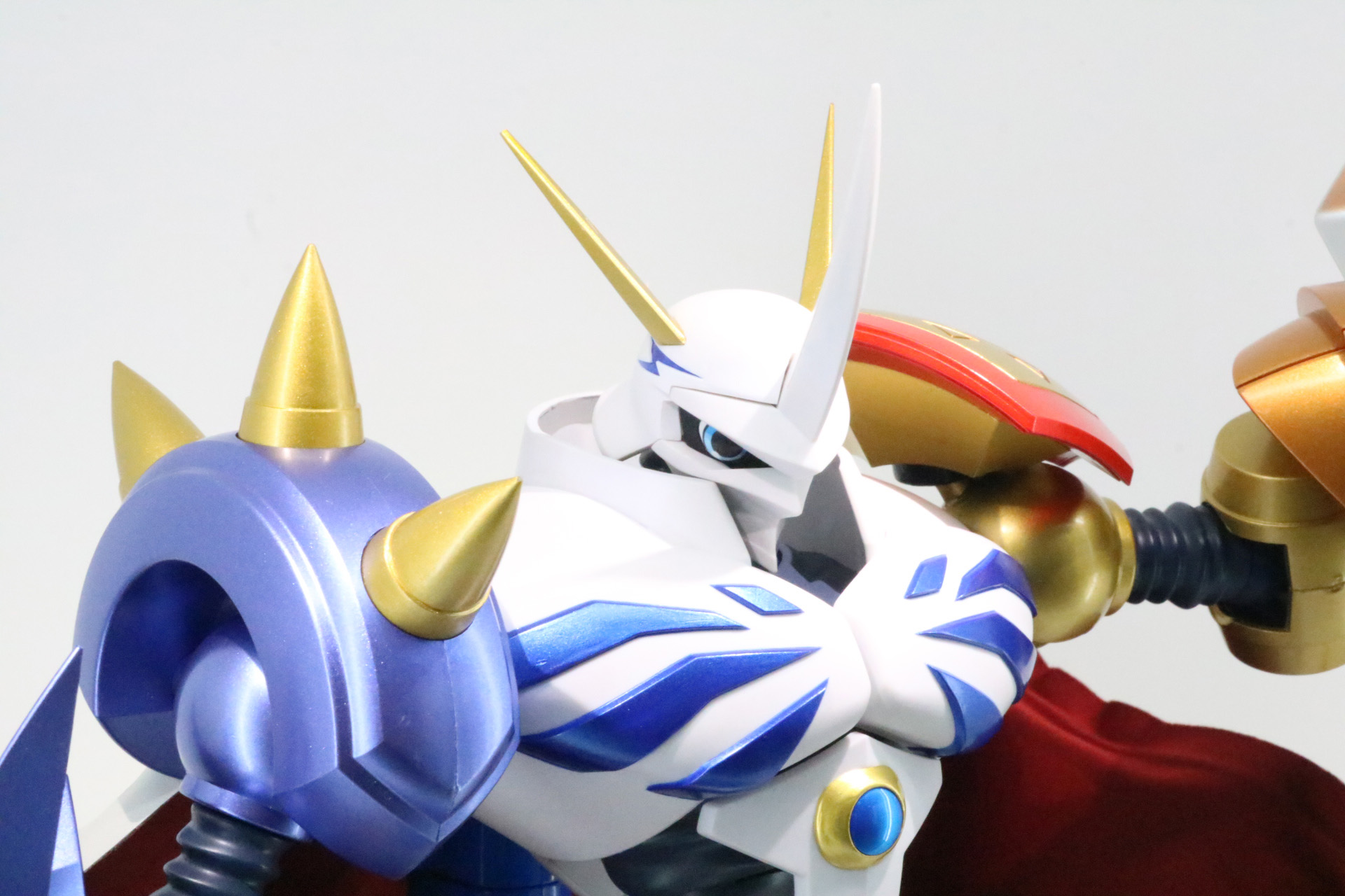 右肩のスパイク状のパーツなどもメタリック塗装で存在感を放つ