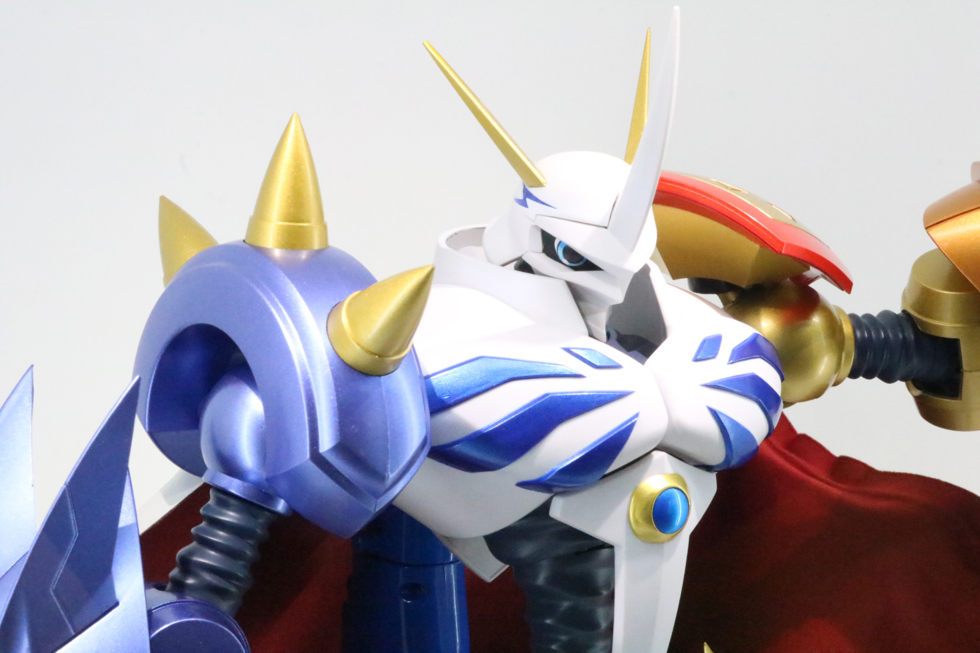 平面な顔ではないため、瞳を少し出すことで視線が自然なものとなっている